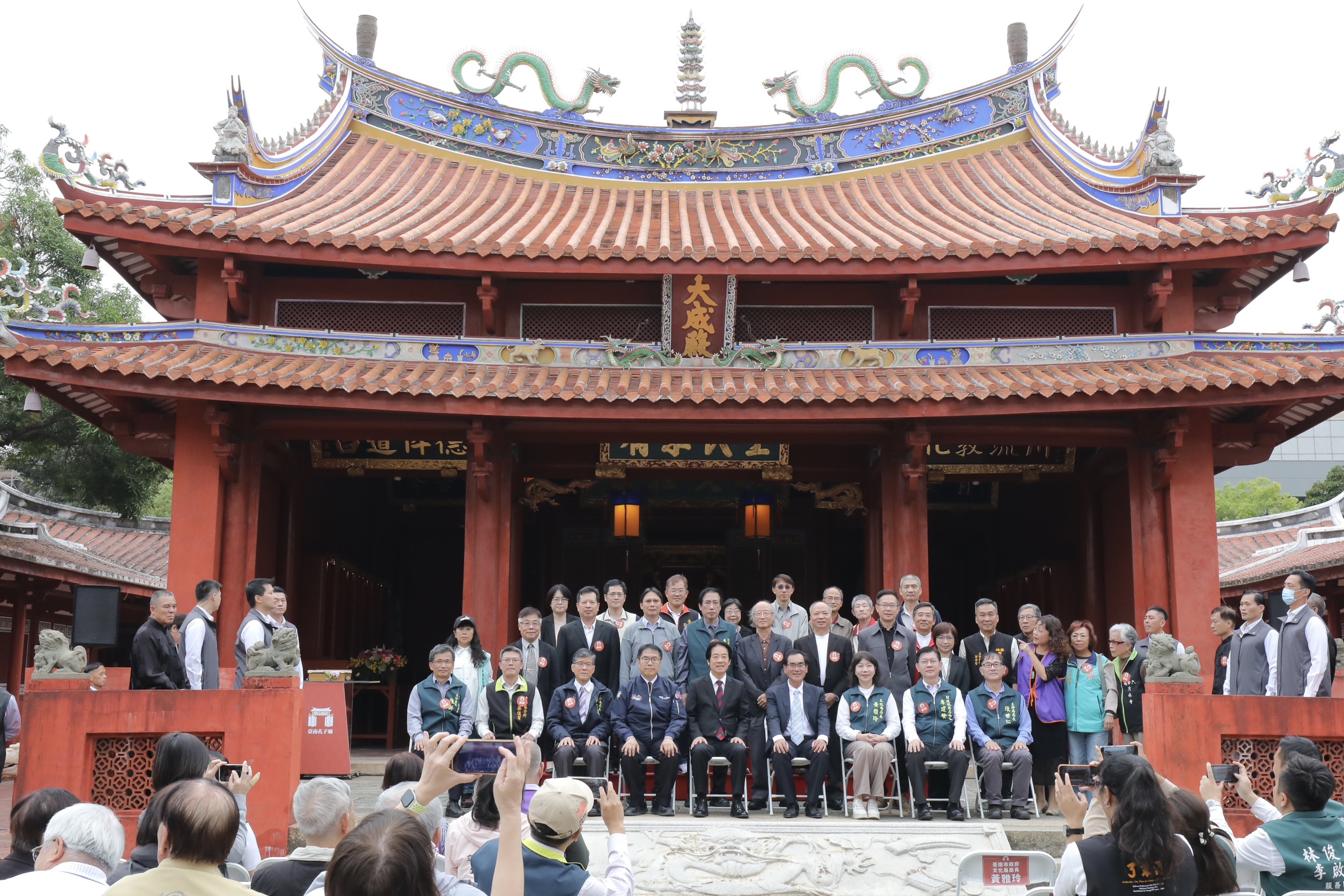 賴總統赴臺南孔廟、正統鹿耳門聖母廟、歸仁仁壽宮參拜揭匾  黃偉哲全程陪同為市民祈福