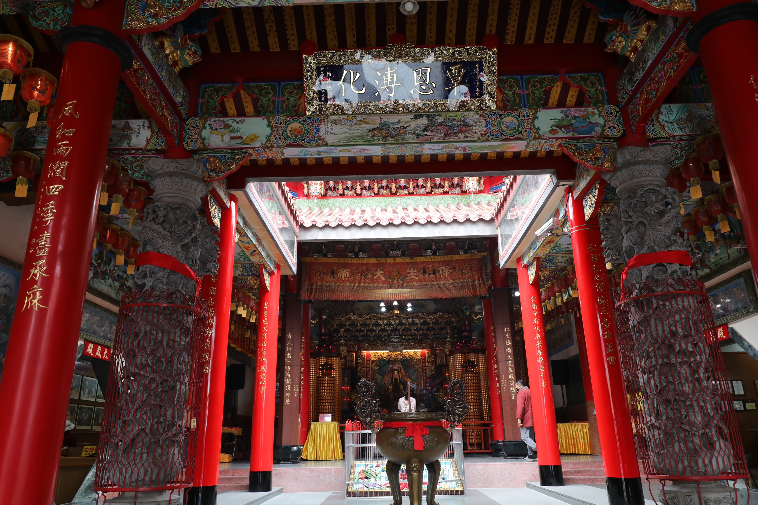 賴總統赴臺南孔廟、正統鹿耳門聖母廟、歸仁仁壽宮參拜揭匾  黃偉哲全程陪同為市民祈福