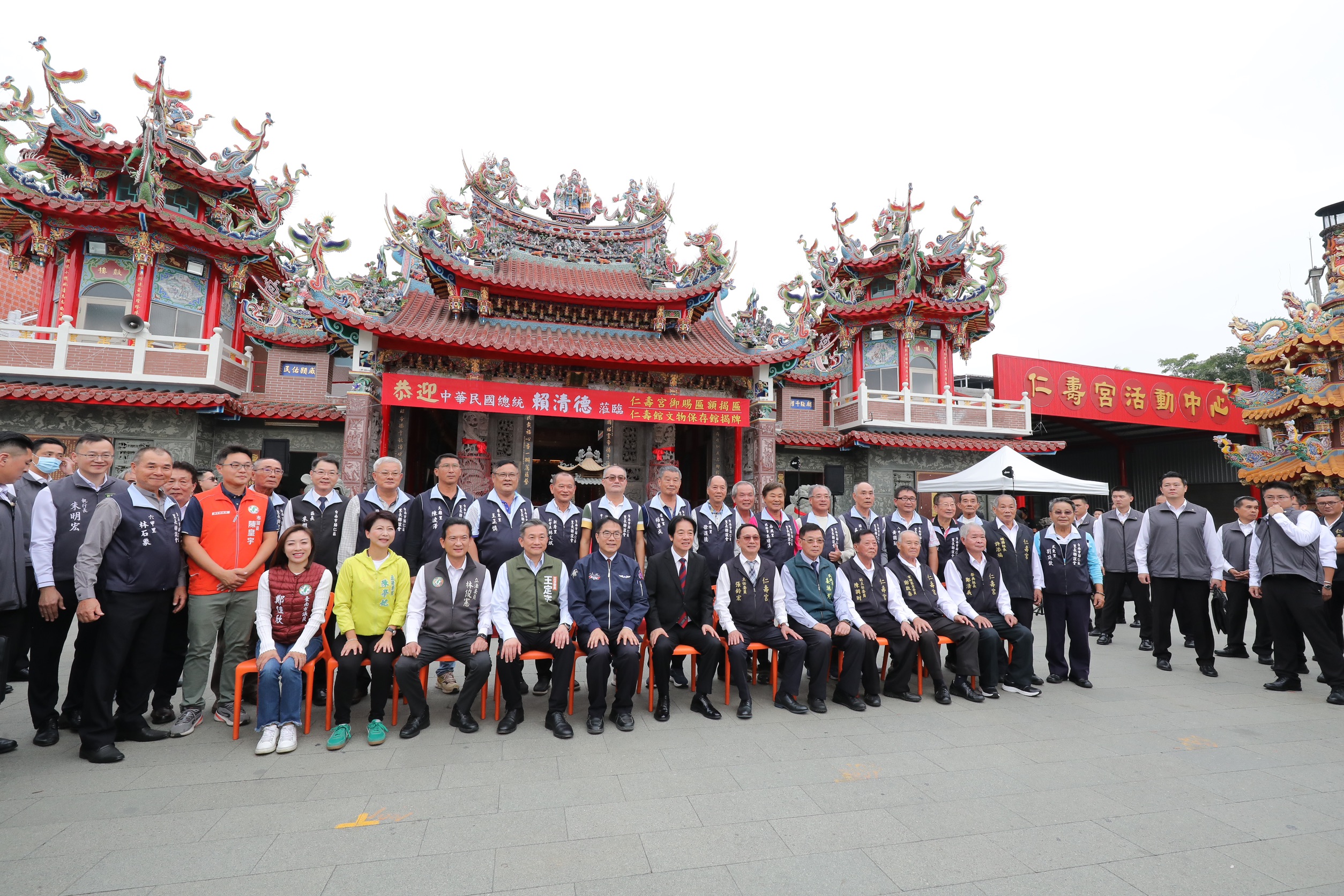 賴總統赴臺南孔廟、正統鹿耳門聖母廟、歸仁仁壽宮參拜揭匾  黃偉哲全程陪同為市民祈福
