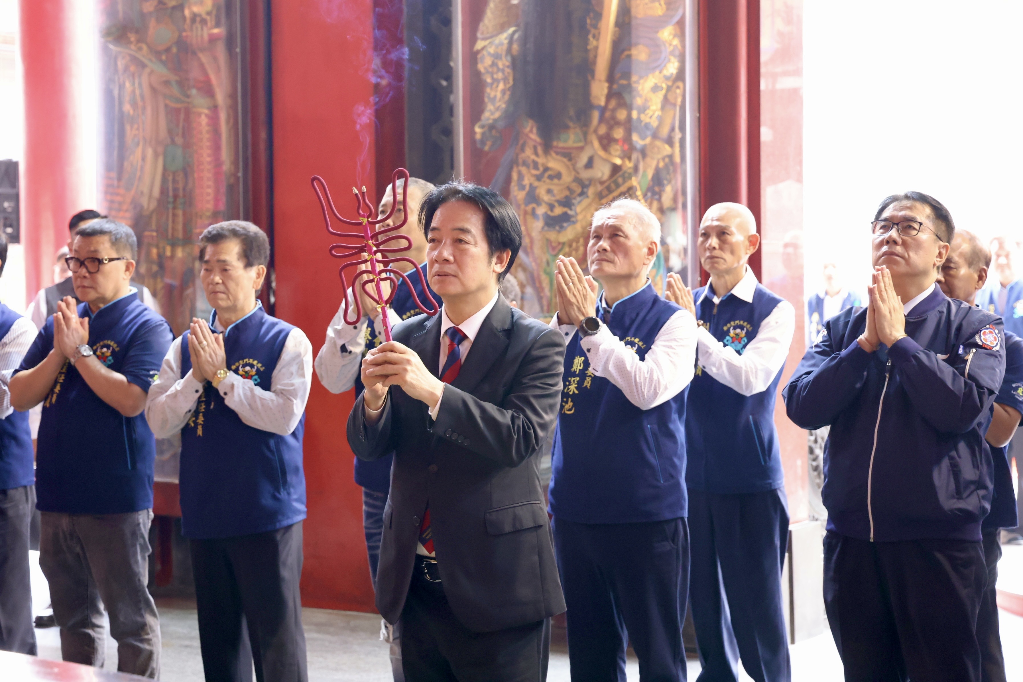 賴總統赴臺南孔廟、正統鹿耳門聖母廟、歸仁仁壽宮參拜揭匾  黃偉哲全程陪同為市民祈福