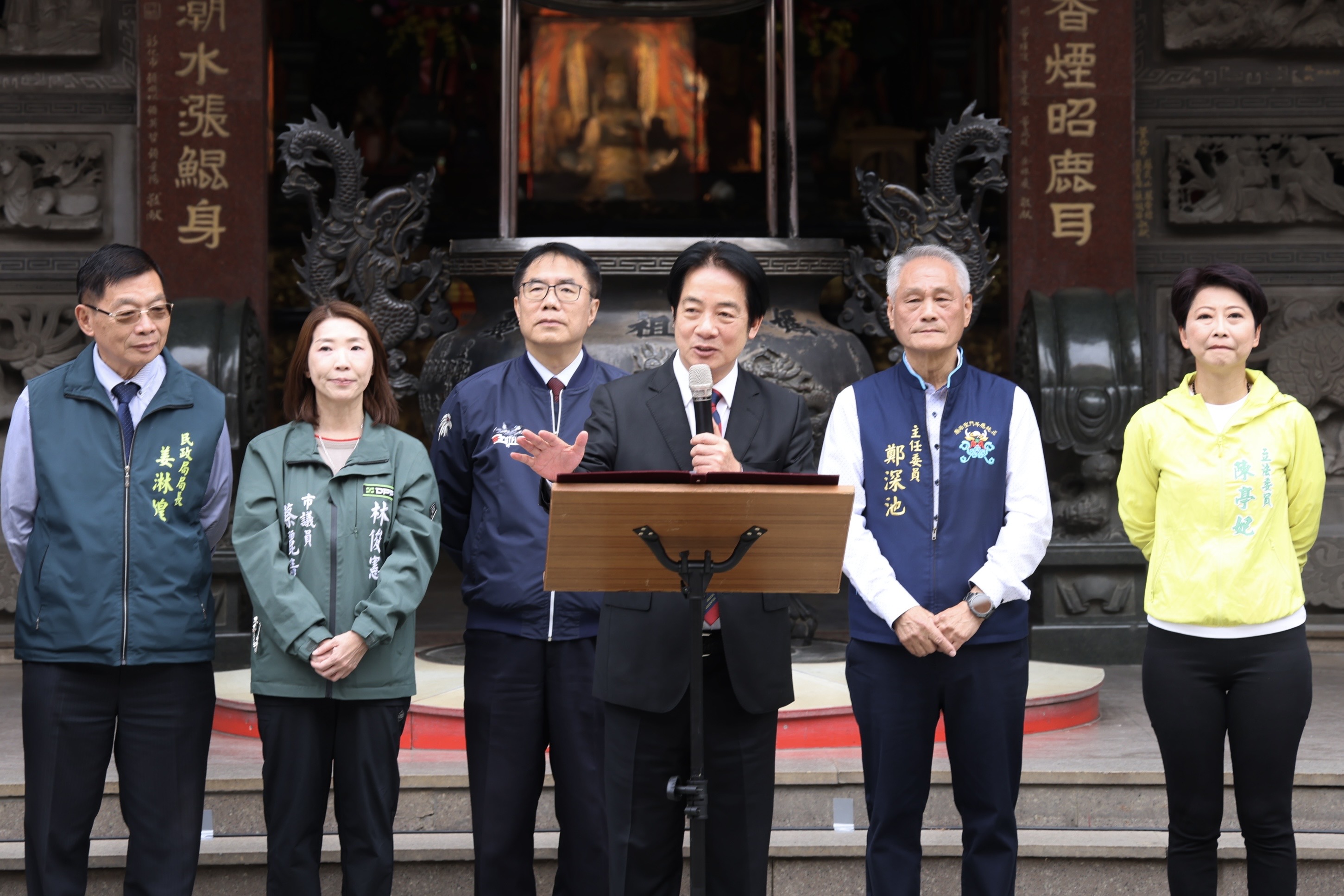 賴總統赴臺南孔廟、正統鹿耳門聖母廟、歸仁仁壽宮參拜揭匾  黃偉哲全程陪同為市民祈福