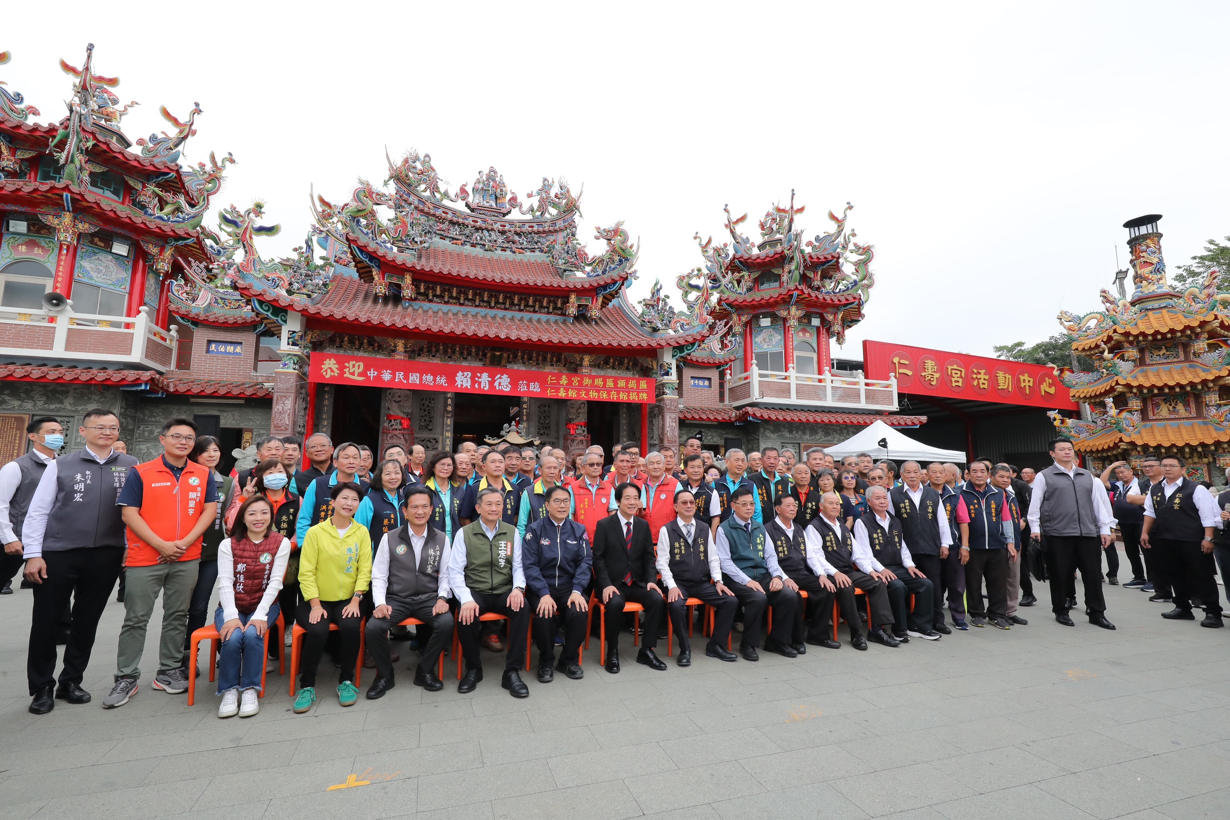 賴總統赴臺南孔廟、正統鹿耳門聖母廟、歸仁仁壽宮參拜揭匾  黃偉哲全程陪同為市民祈福