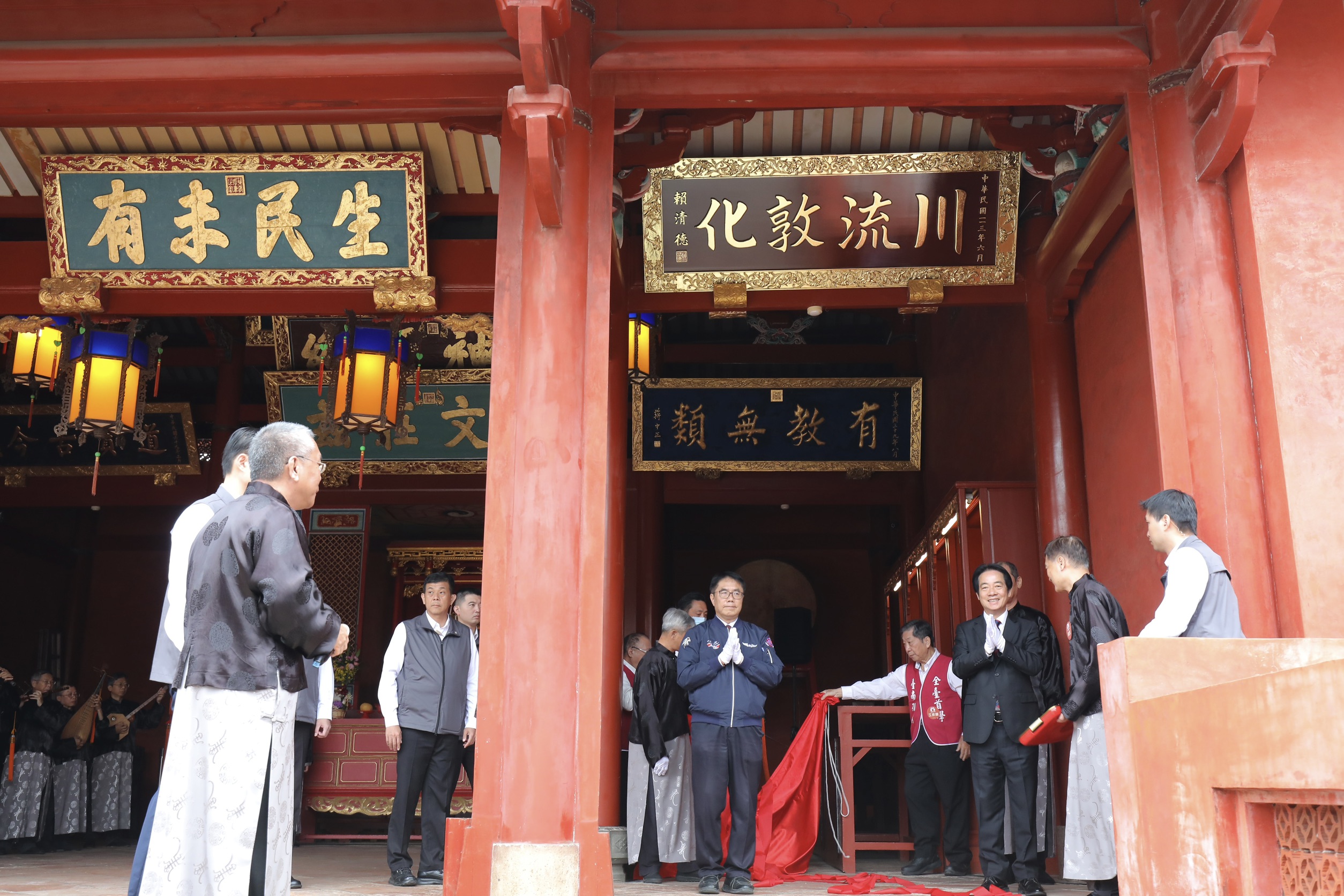 賴清德總統台南參拜祈福：孔廟、聖母廟、仁壽宮揭匾，黃偉哲陪同為市民祈安。