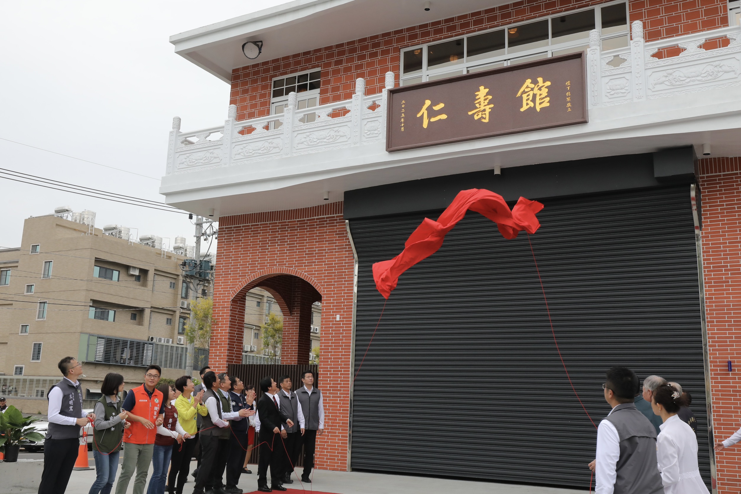 賴總統赴臺南孔廟、正統鹿耳門聖母廟、歸仁仁壽宮參拜揭匾  黃偉哲全程陪同為市民祈福