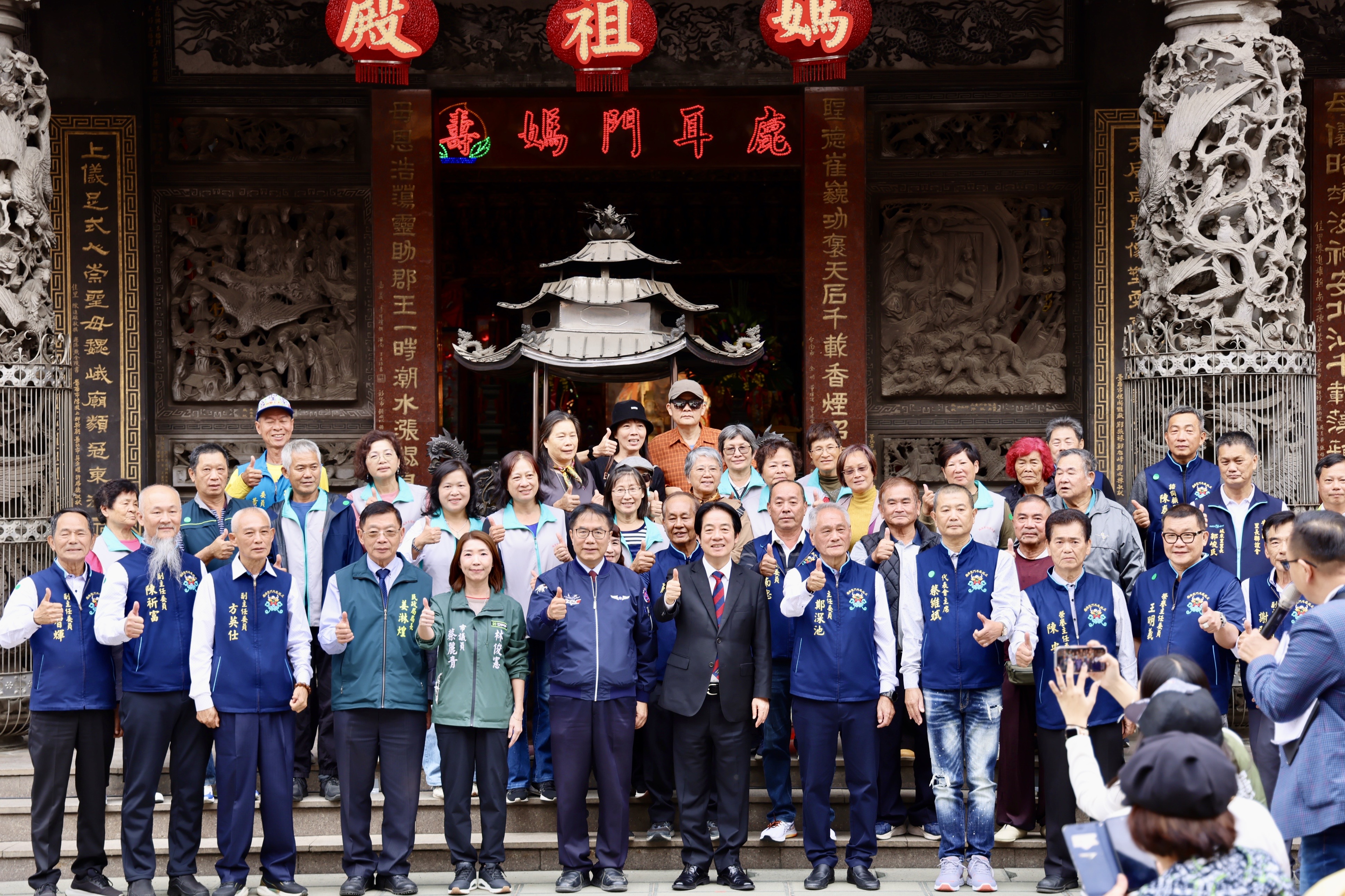 賴總統赴臺南孔廟、正統鹿耳門聖母廟、歸仁仁壽宮參拜揭匾  黃偉哲全程陪同為市民祈福