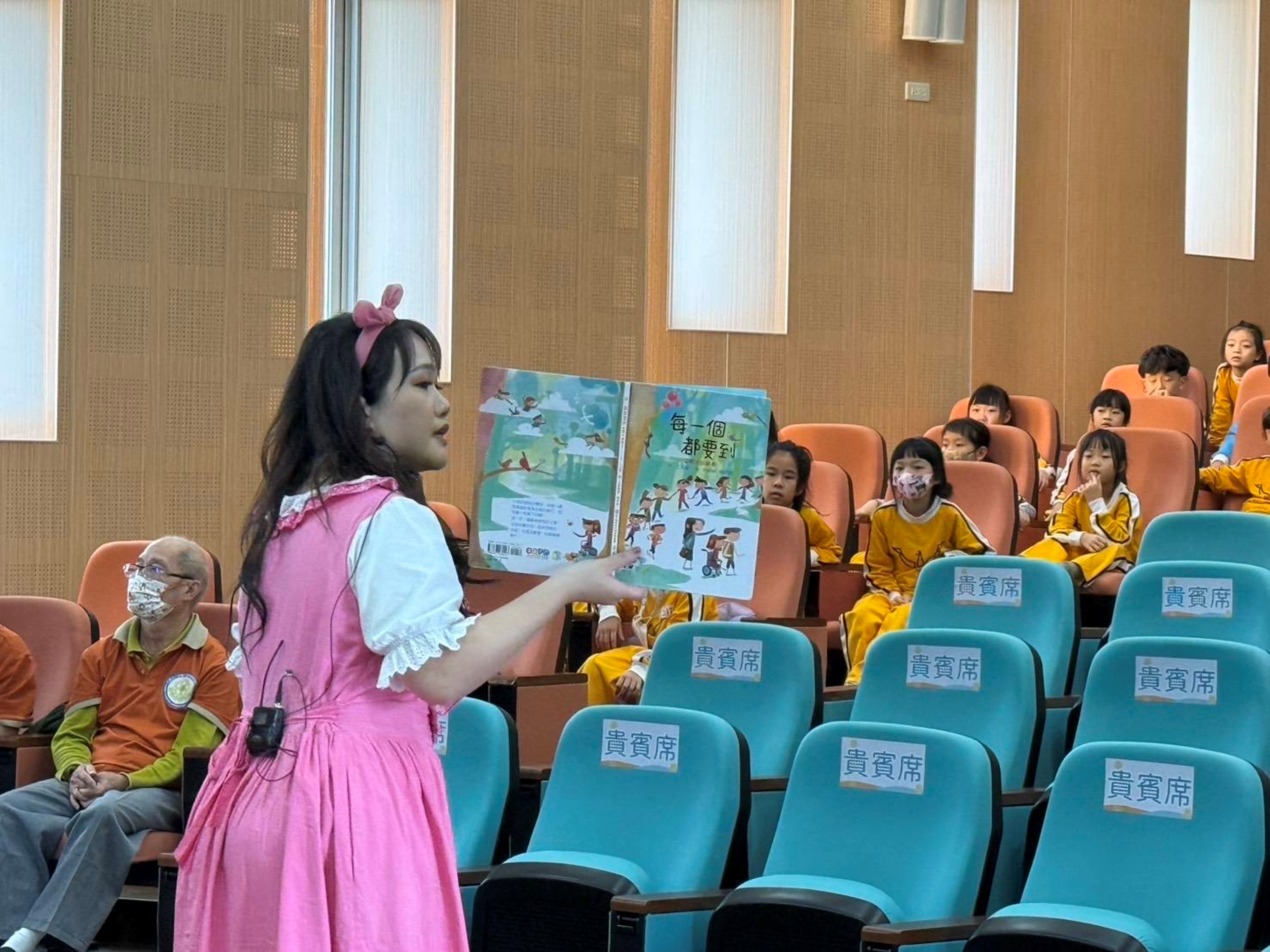 社會局贈永福國小身心障礙者繪本 黃偉哲盼透過教育扎根平權理念