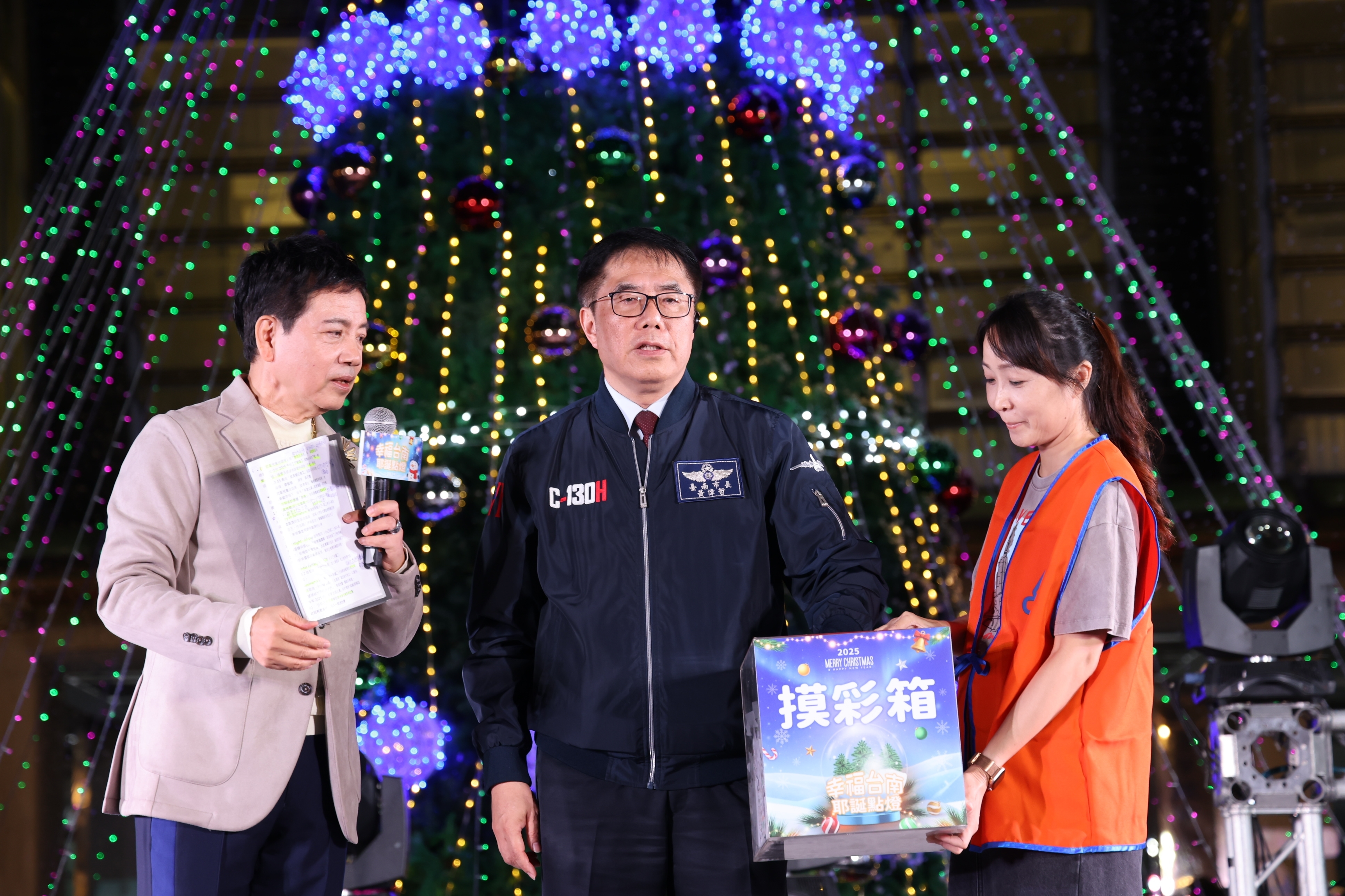 黃偉哲點亮民治市民廣場耶誕樹 與市民共享溫馨節慶氣氛