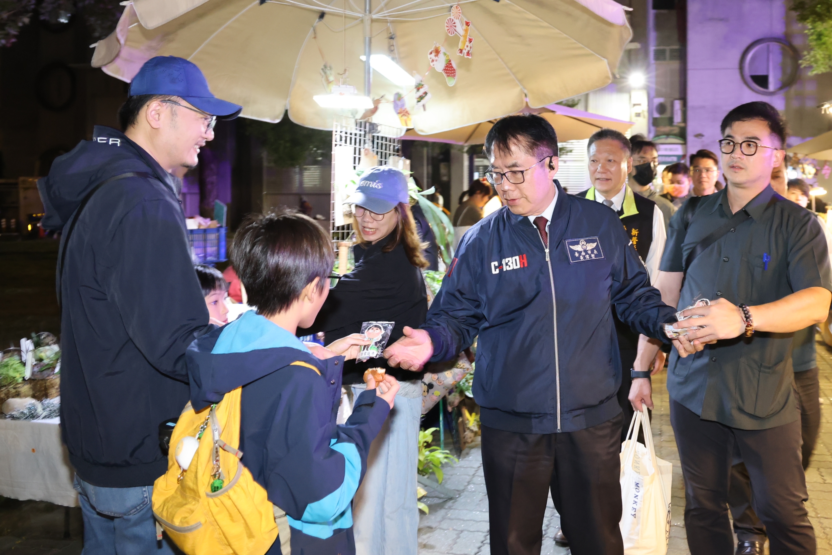 黃偉哲點亮民治市民廣場耶誕樹 與市民共享溫馨節慶氣氛