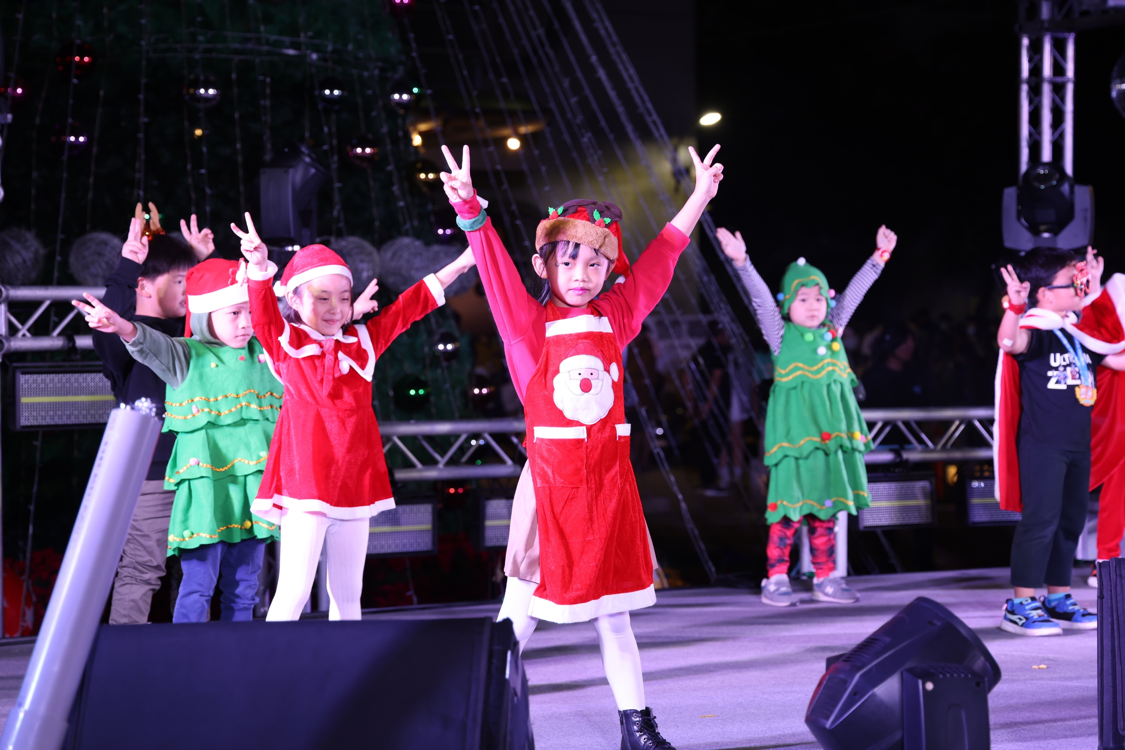 黃偉哲點亮民治市民廣場耶誕樹 與市民共享溫馨節慶氣氛