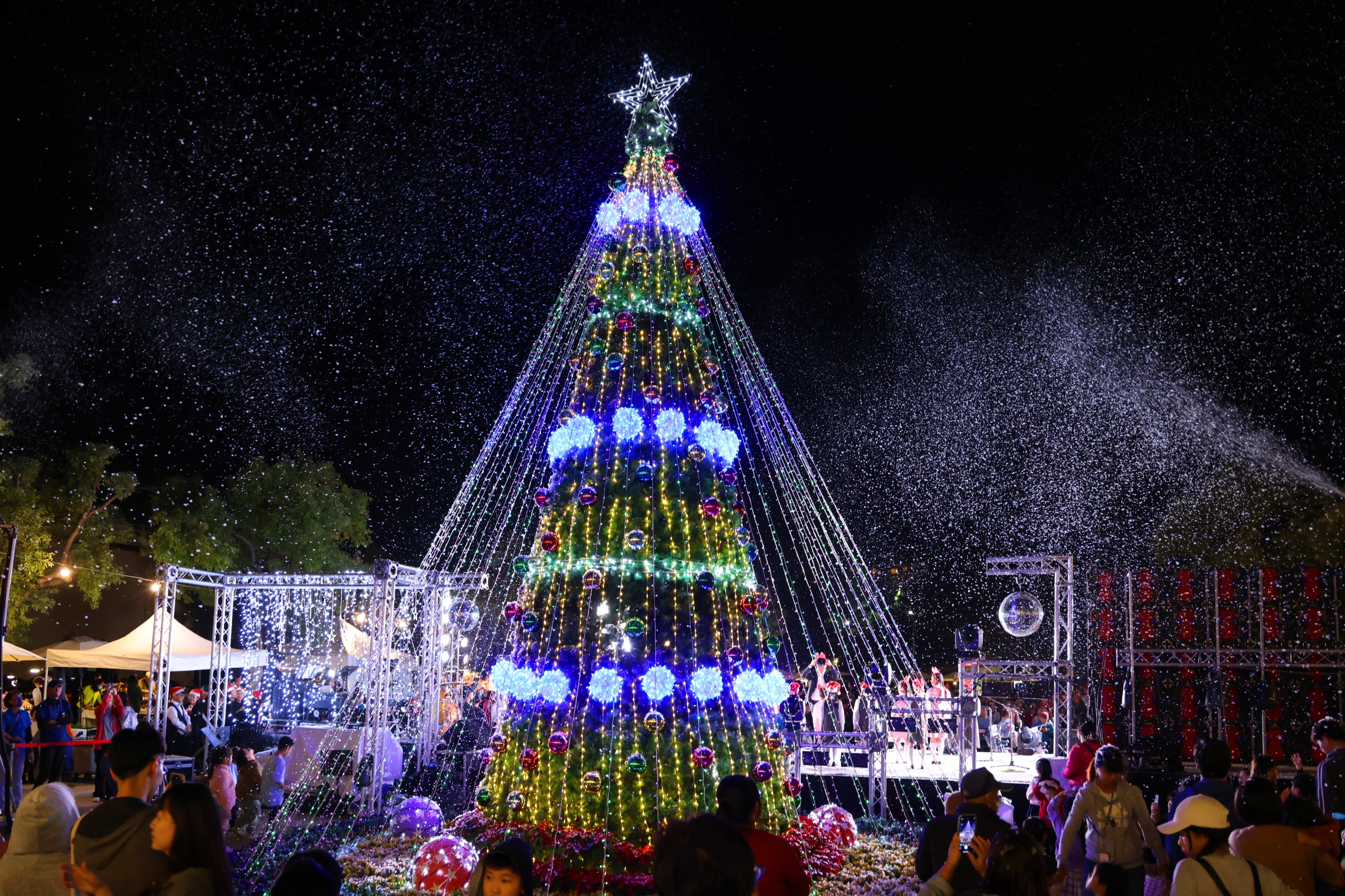 黃偉哲點亮民治市民廣場耶誕樹 與市民共享溫馨節慶氣氛