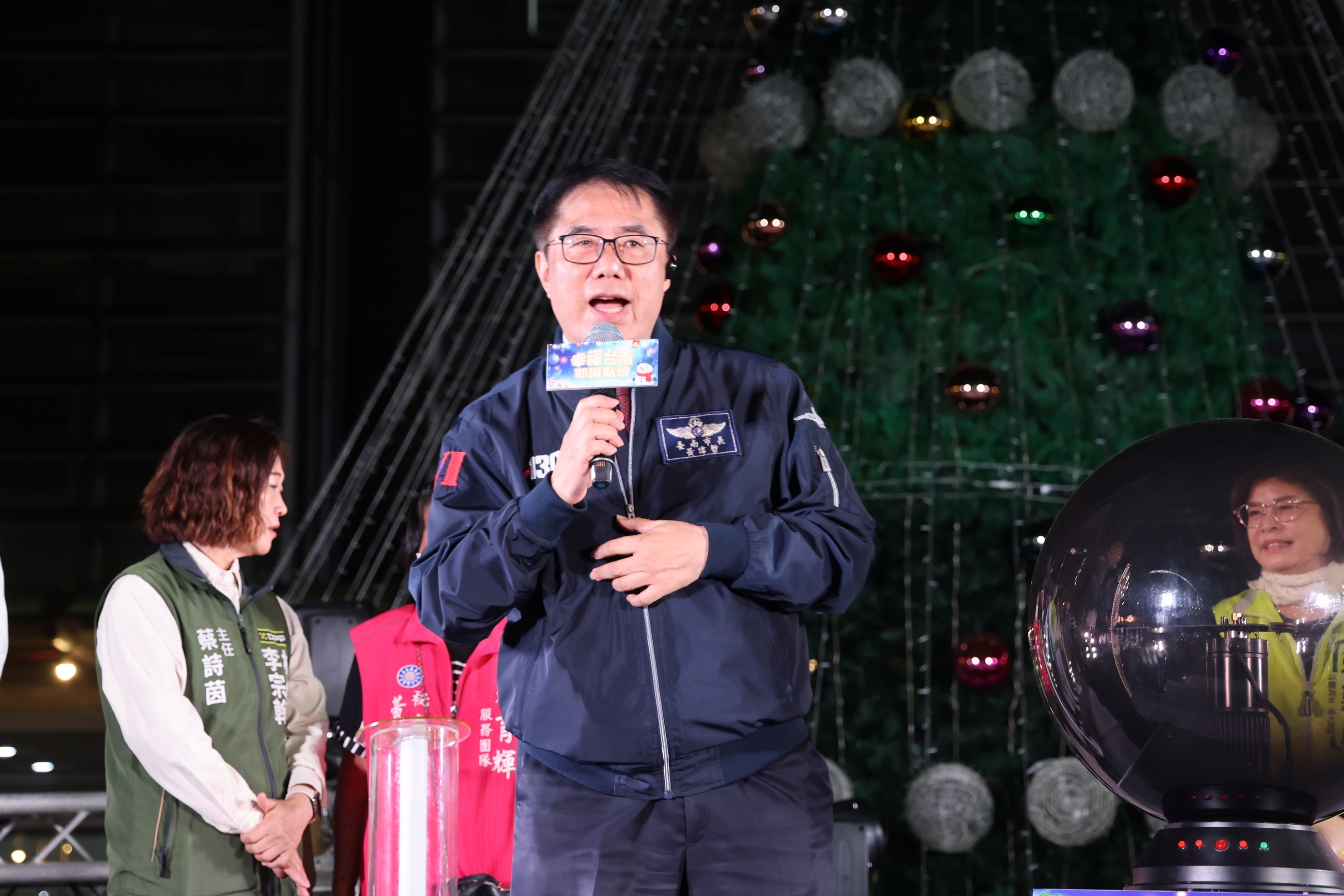 黃偉哲點亮民治市民廣場耶誕樹 與市民共享溫馨節慶氣氛