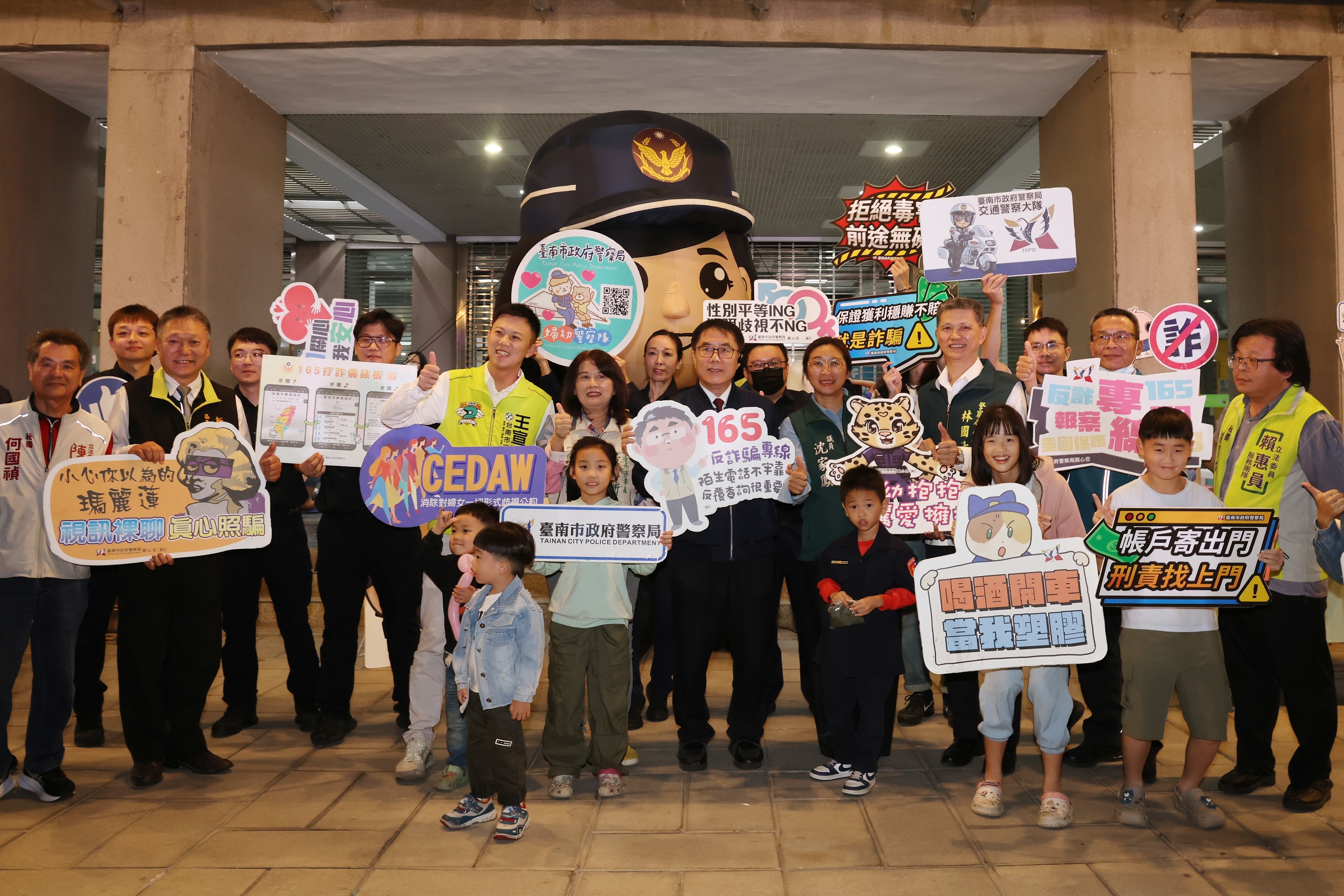 黃偉哲點亮民治市民廣場耶誕樹 與市民共享溫馨節慶氣氛