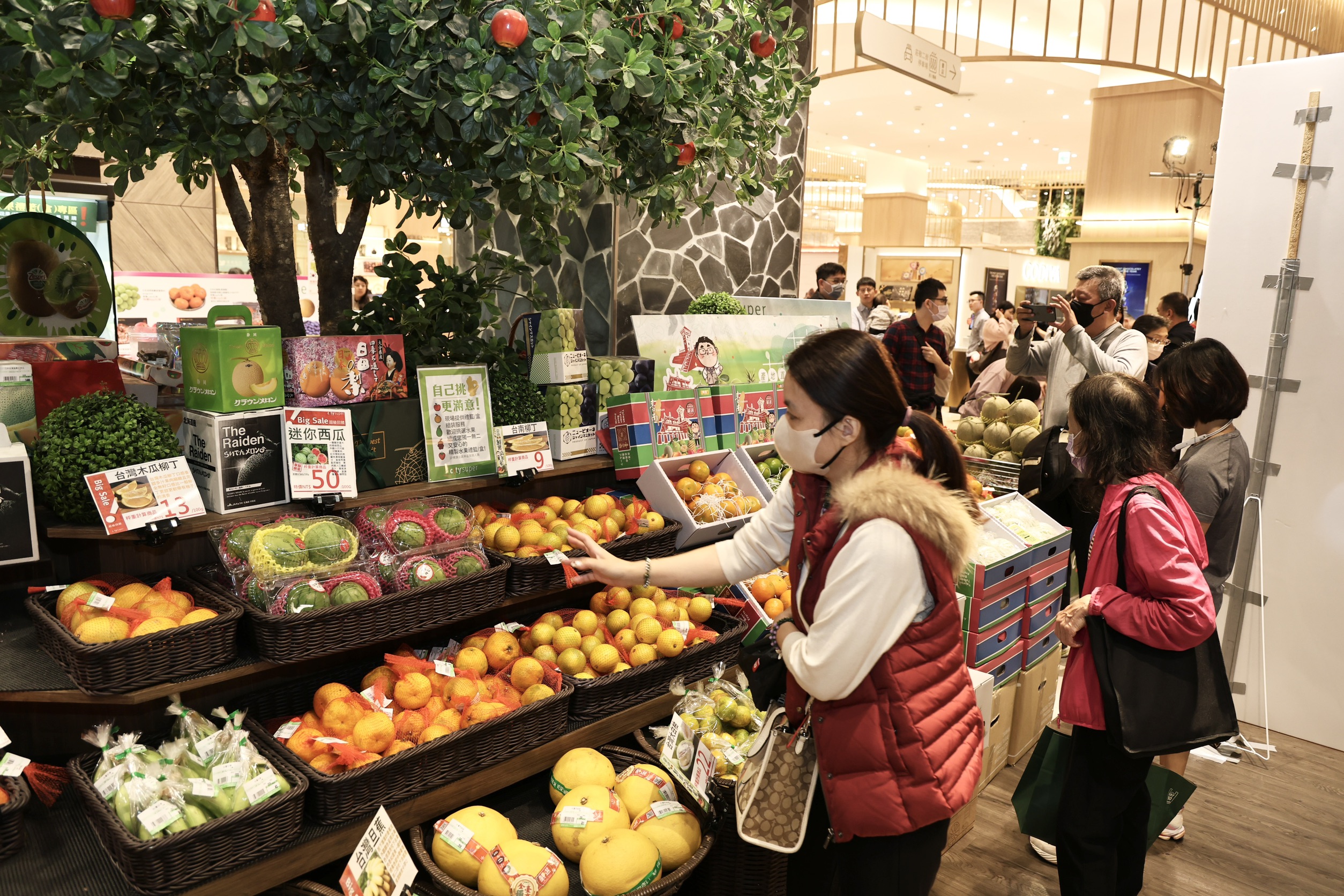 臺南鮮果嘉年華盛大登場！ 黃偉哲帶臺南秋冬鮮果 北上竹北遠百行銷