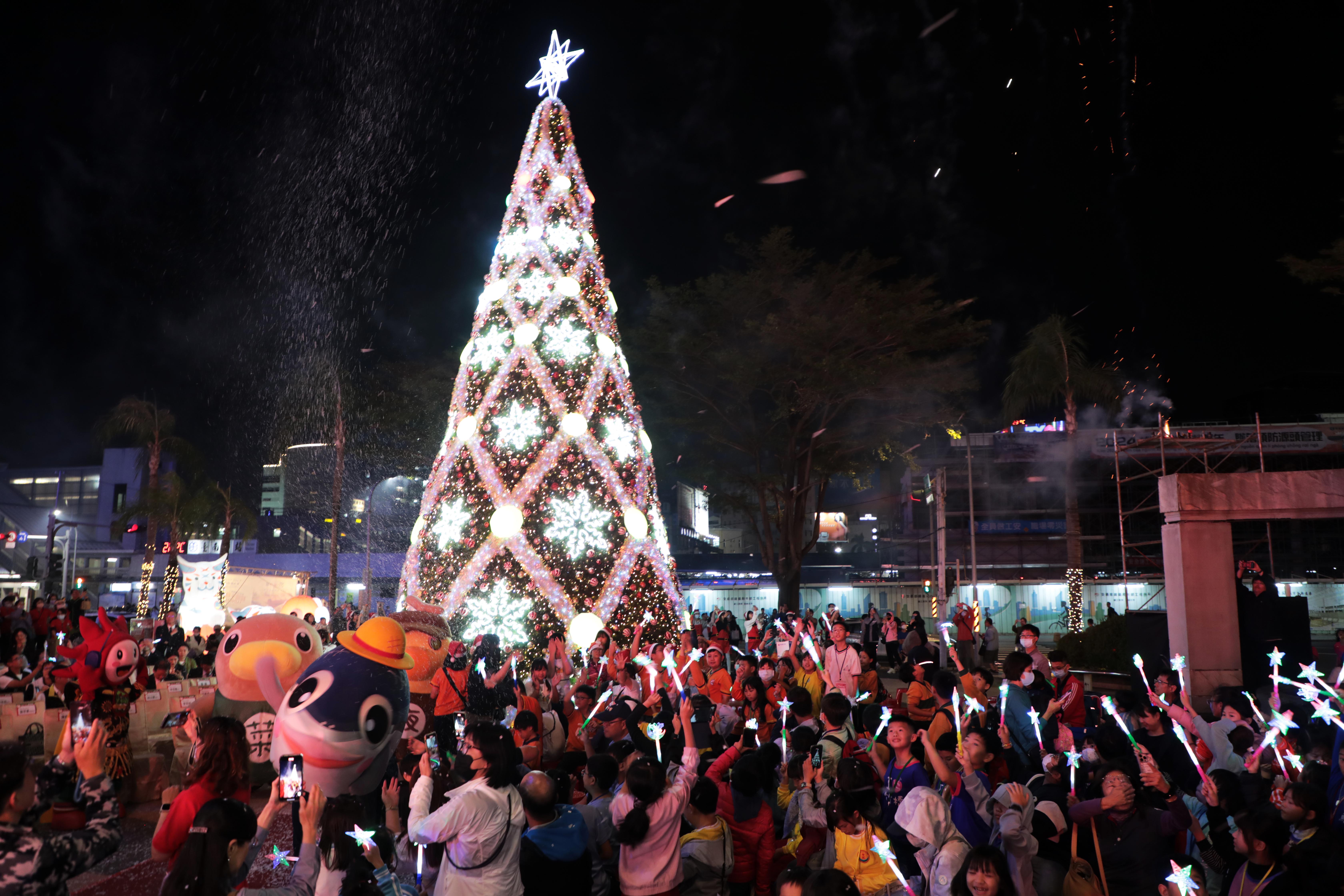 台南大遠百愛分享聖誕公益點燈  黃偉哲感謝企業捐輸為偏鄉孩童點亮希望