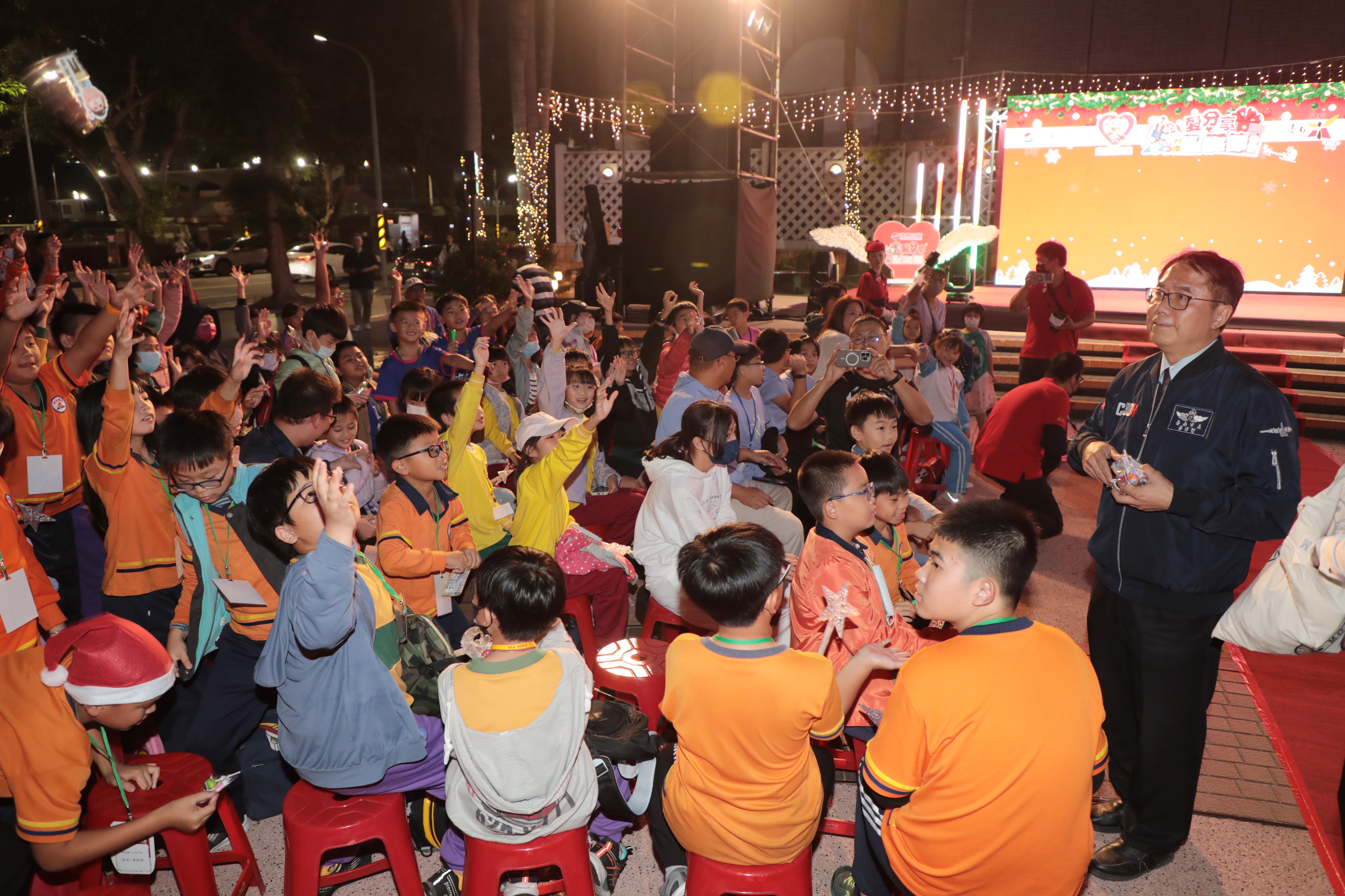 台南大遠百愛分享聖誕公益點燈  黃偉哲感謝企業捐輸為偏鄉孩童點亮希望