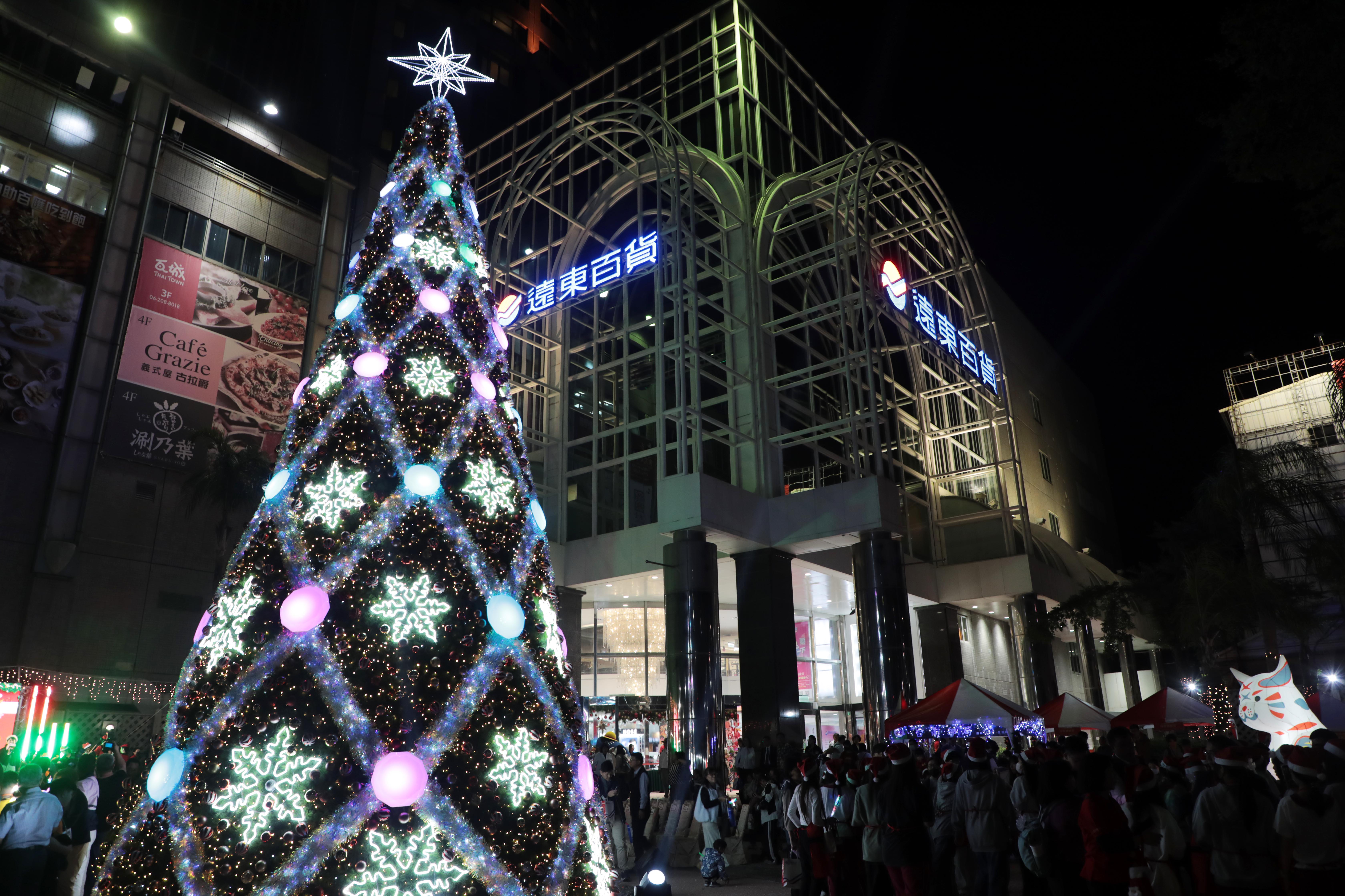 台南大遠百愛分享聖誕公益點燈  黃偉哲感謝企業捐輸為偏鄉孩童點亮希望