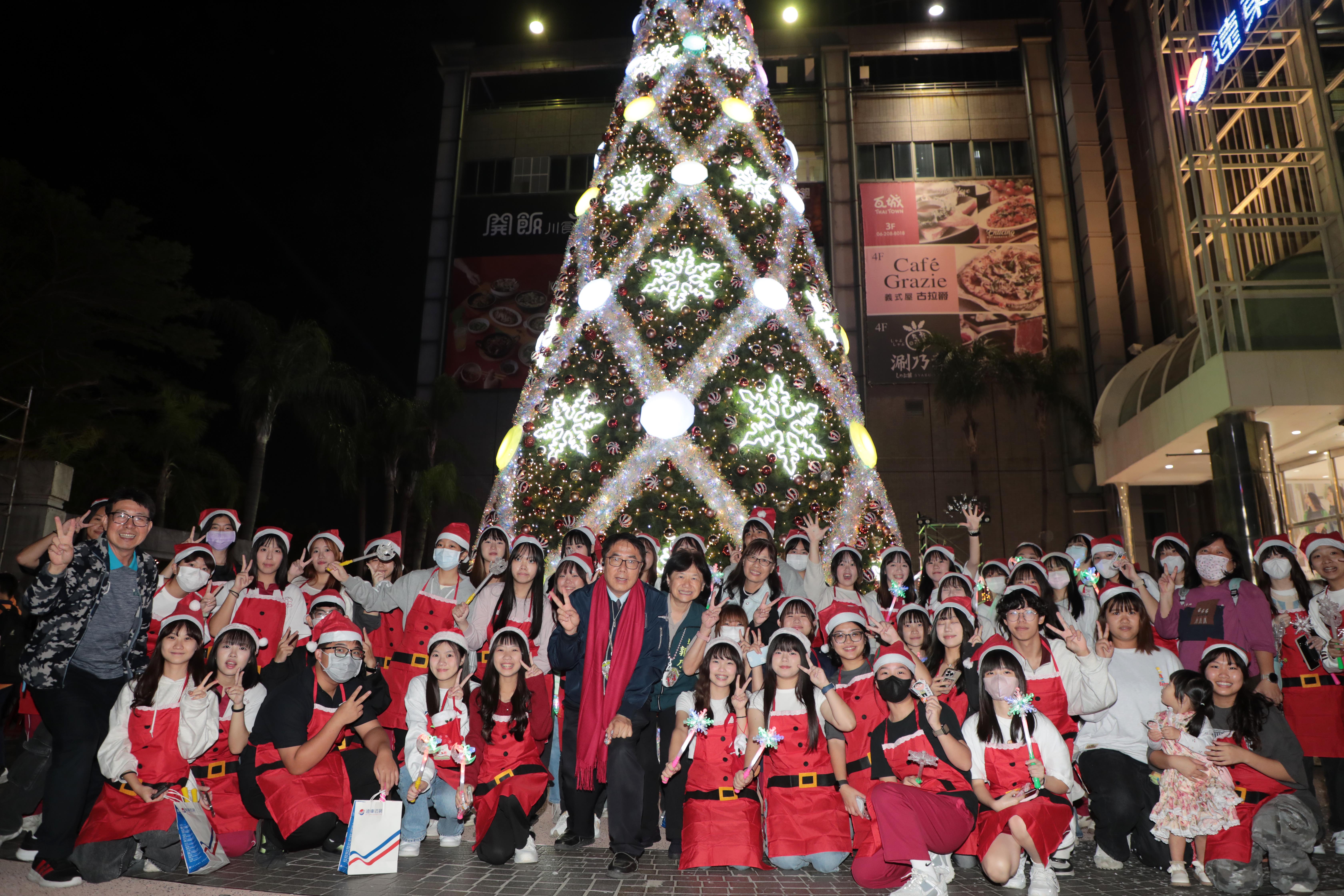 台南大遠百愛分享聖誕公益點燈  黃偉哲感謝企業捐輸為偏鄉孩童點亮希望