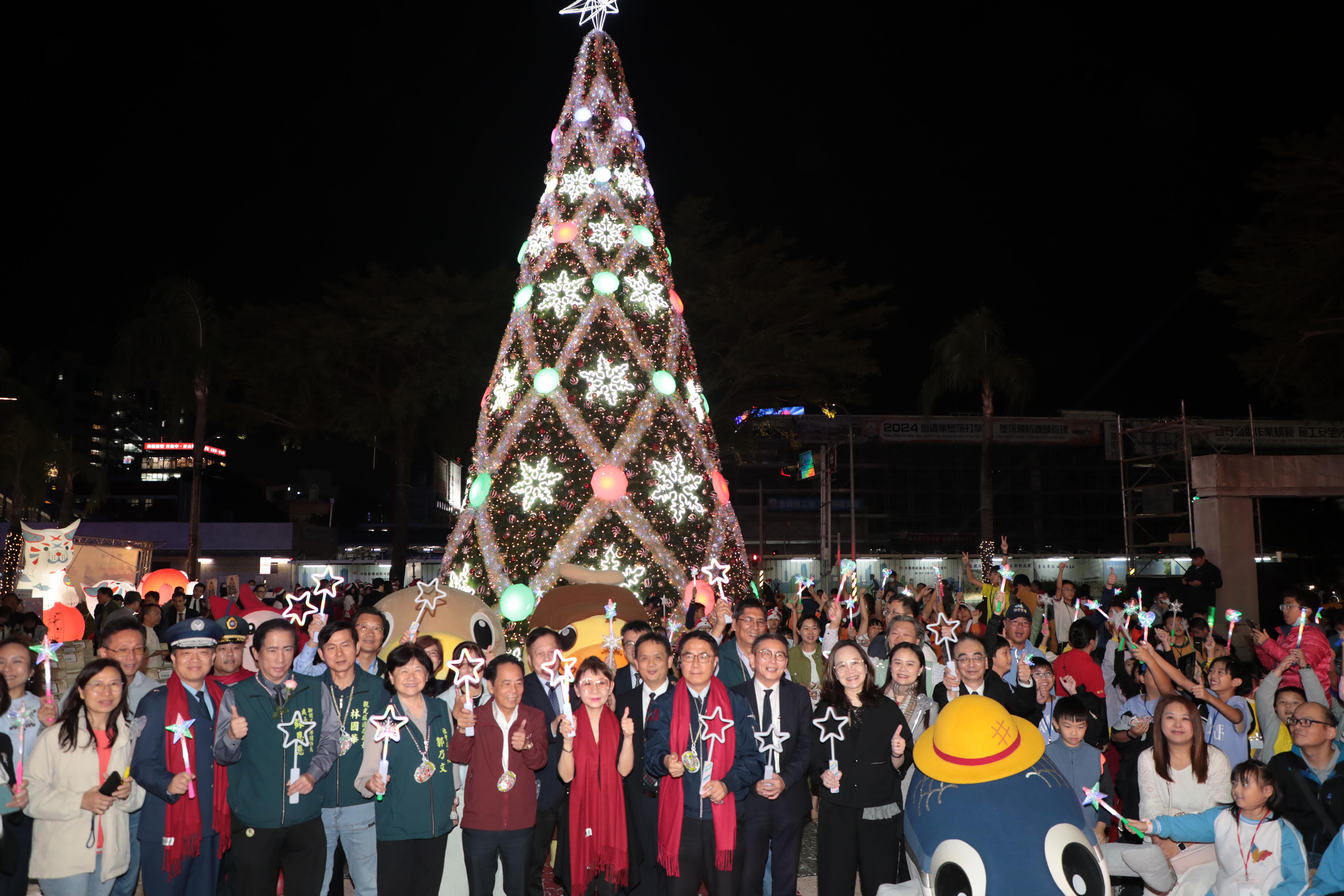 台南大遠百愛分享聖誕公益點燈  黃偉哲感謝企業捐輸為偏鄉孩童點亮希望