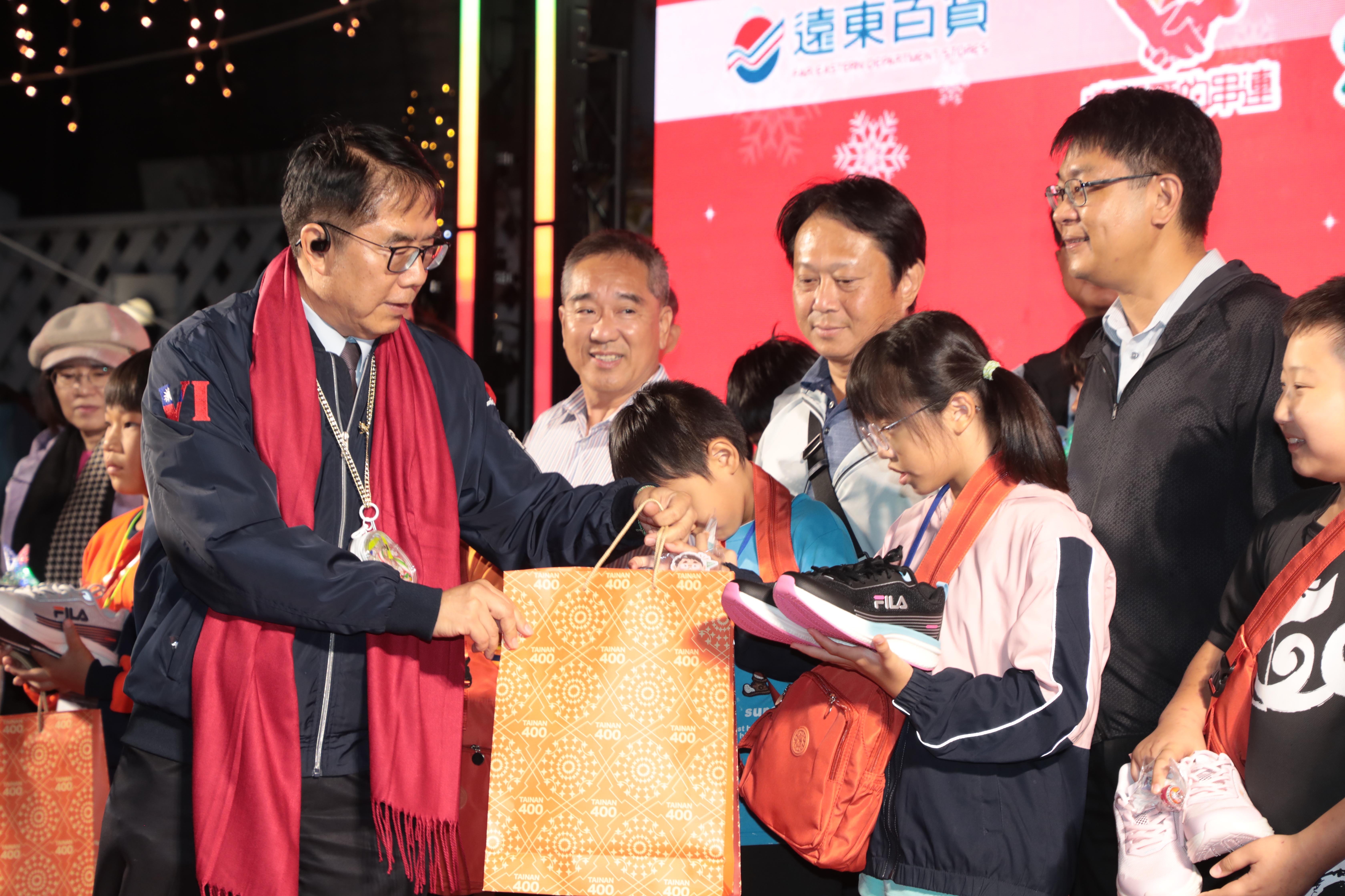 台南大遠百愛分享聖誕公益點燈  黃偉哲感謝企業捐輸為偏鄉孩童點亮希望