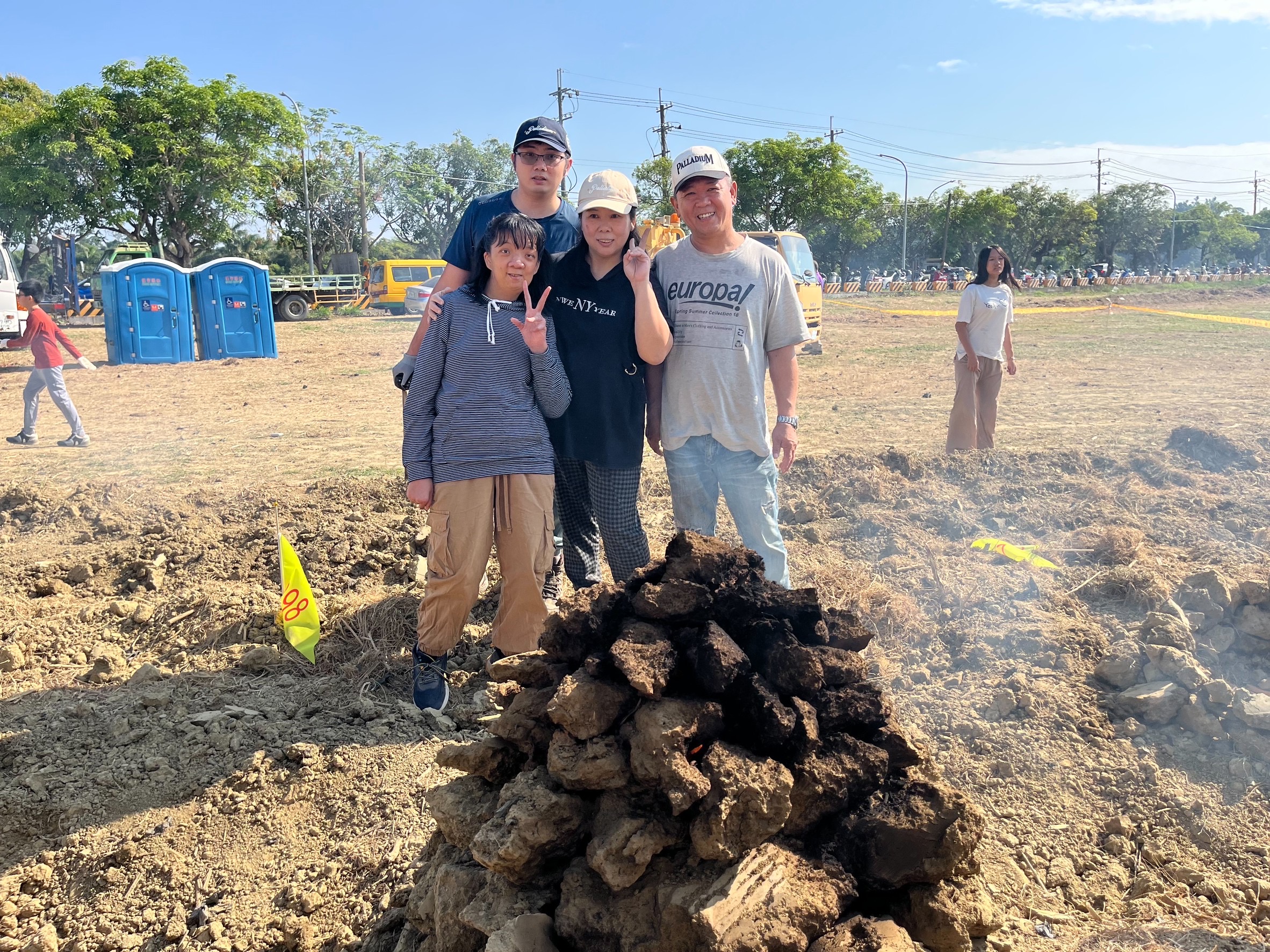薯香飄揚的共融時光　黃偉哲市長邀身障家庭體驗焢窯樂趣