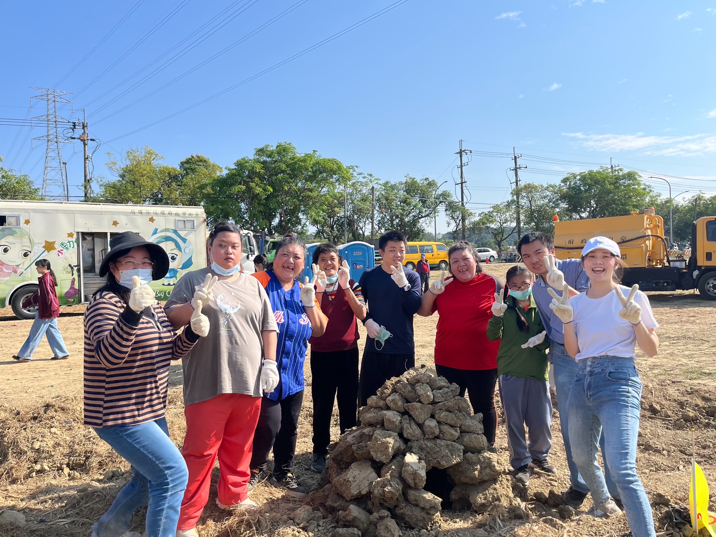 薯香飄揚的共融時光　黃偉哲市長邀身障家庭體驗焢窯樂趣