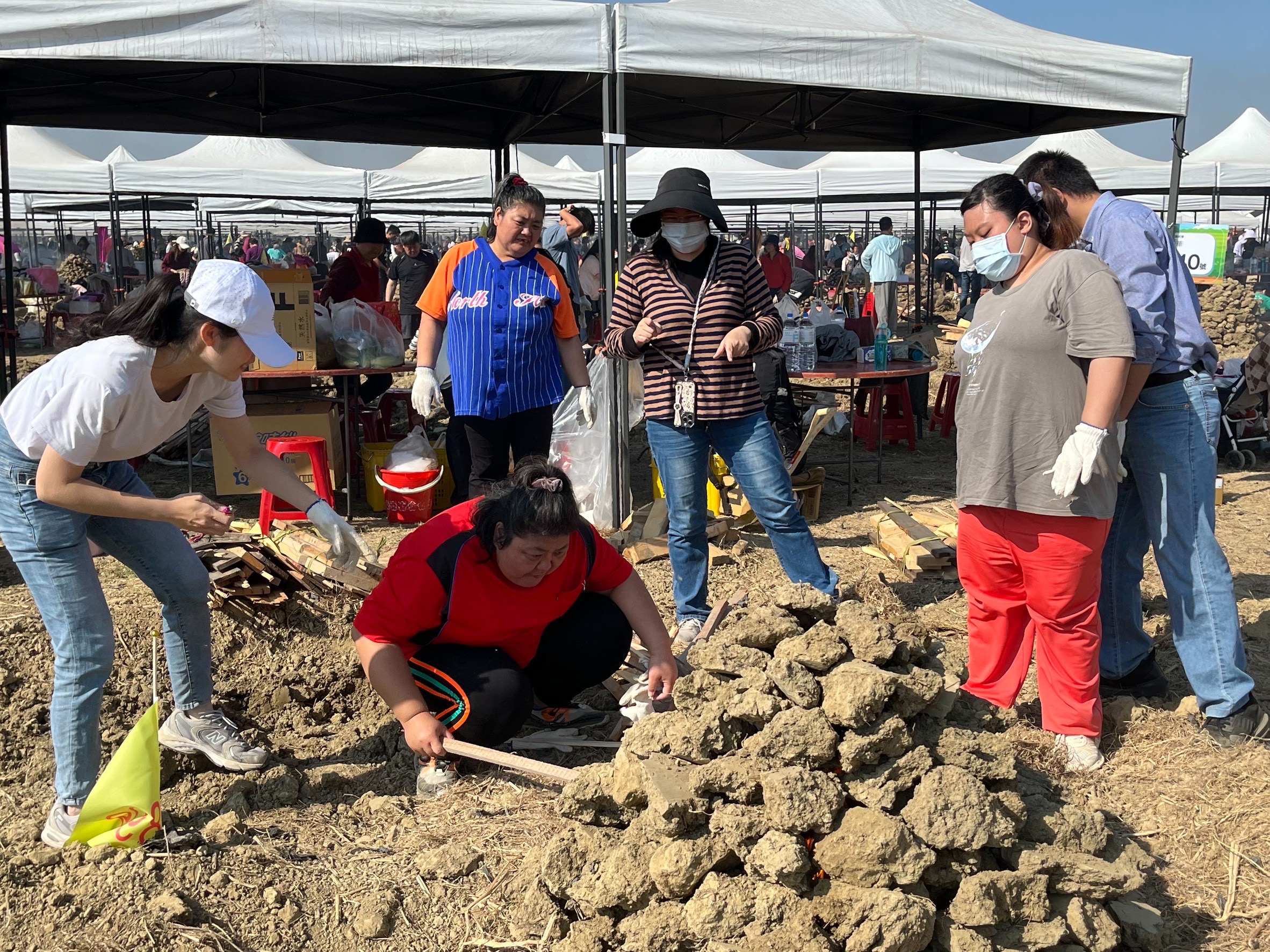 薯香飄揚的共融時光　黃偉哲市長邀身障家庭體驗焢窯樂趣