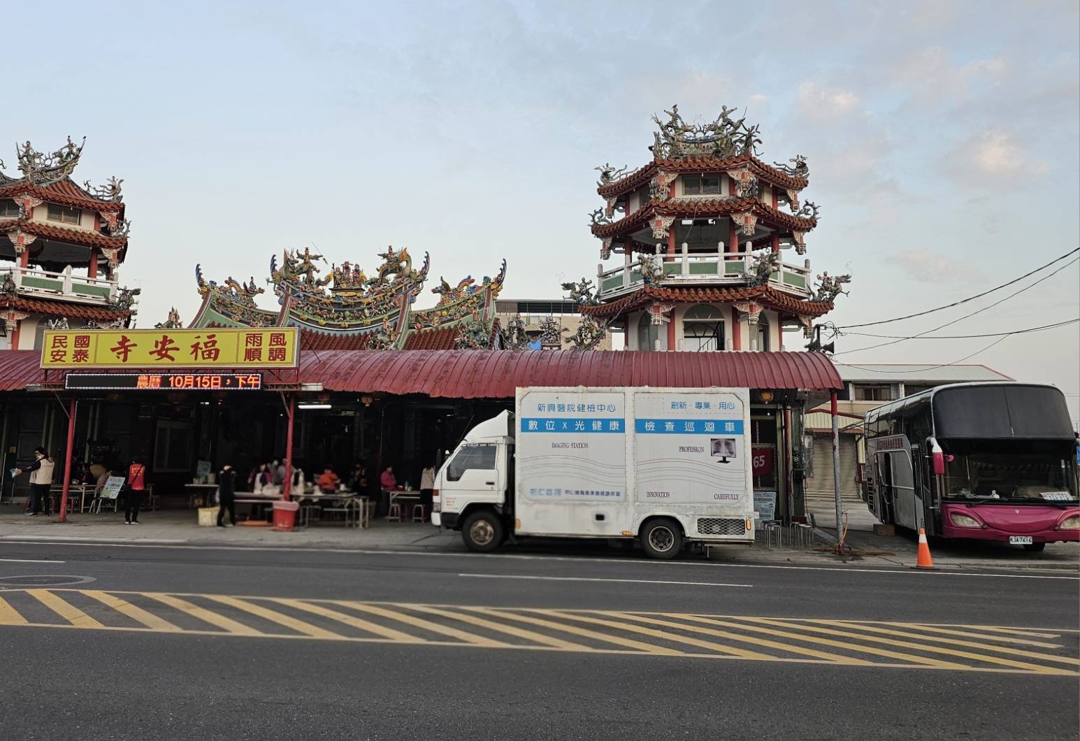 臺南衛生局啟動行動醫院健檢，空汙事件後為居民把關，提供胸部X光及癌症篩檢服務。