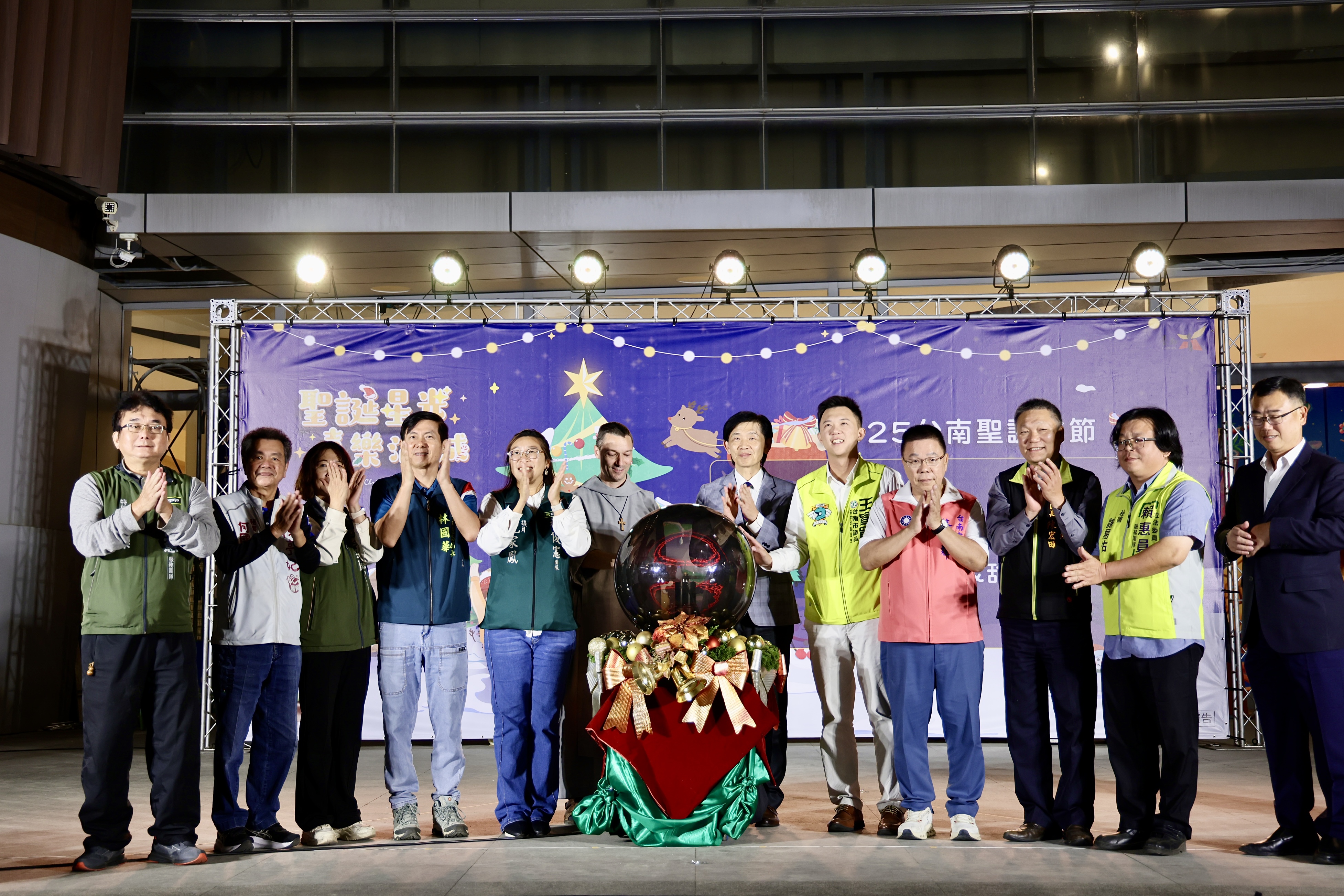 2025台南聖誕燈節點亮！新營文化中心綠川廊道閃耀，邀您共度佳節