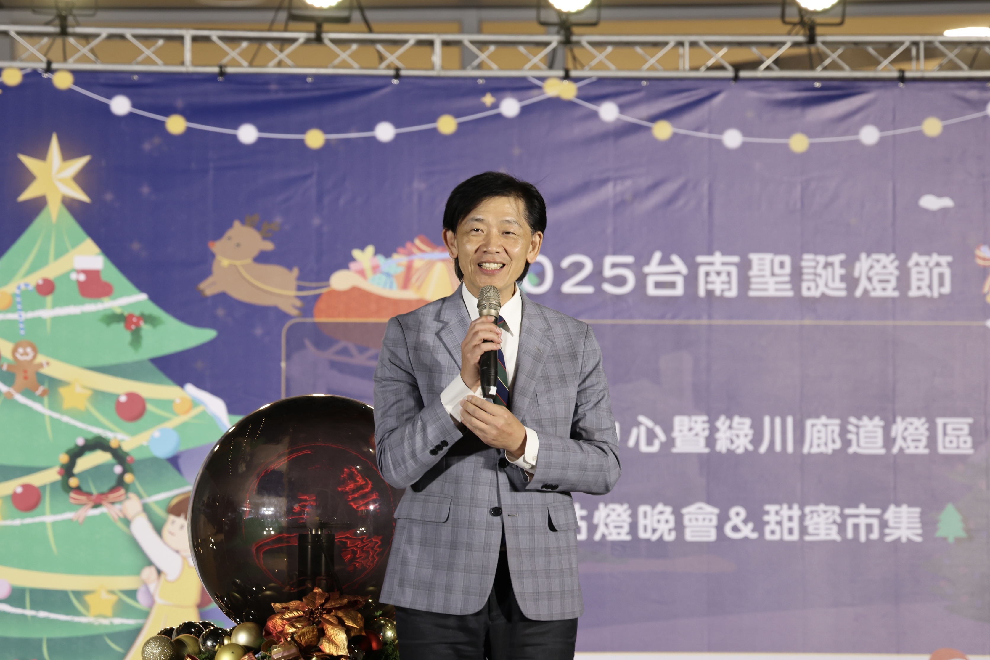 2025台南聖誕燈節新營文化中心及綠川廊道點燈  黃偉哲邀市民共度佳節