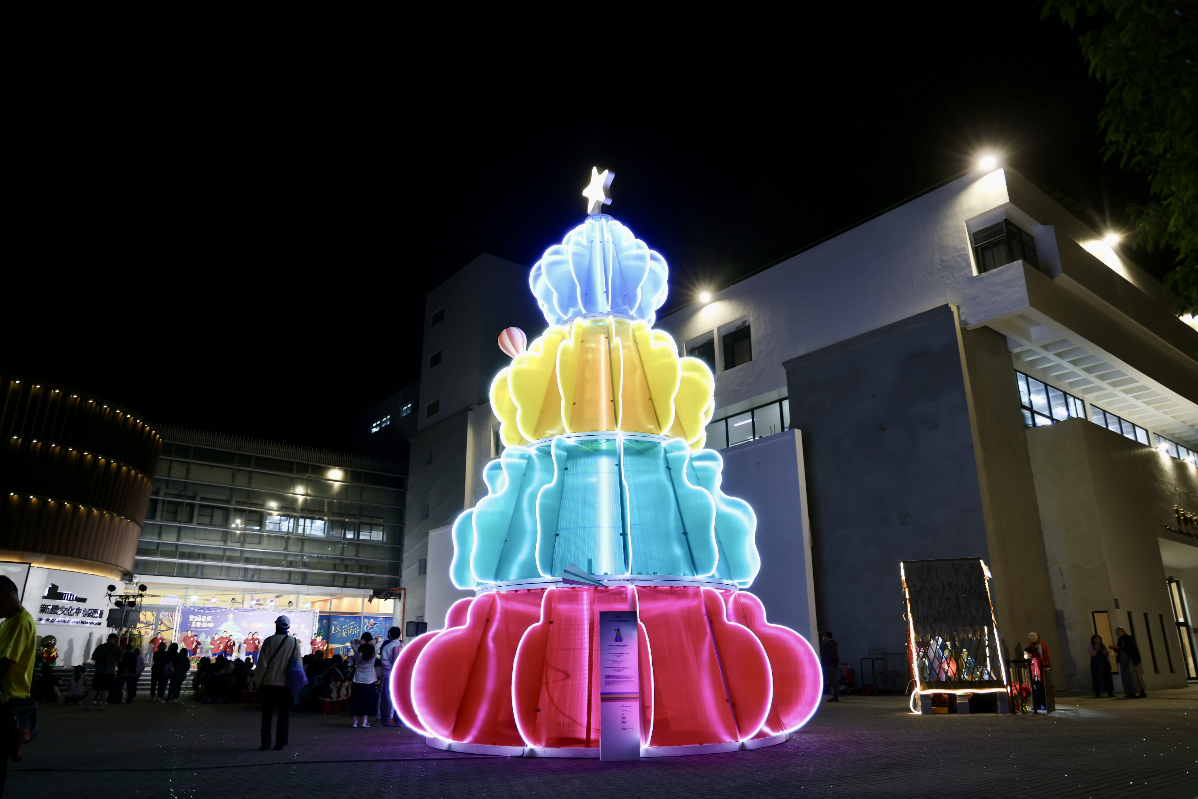 2025台南聖誕燈節新營文化中心及綠川廊道點燈  黃偉哲邀市民共度佳節