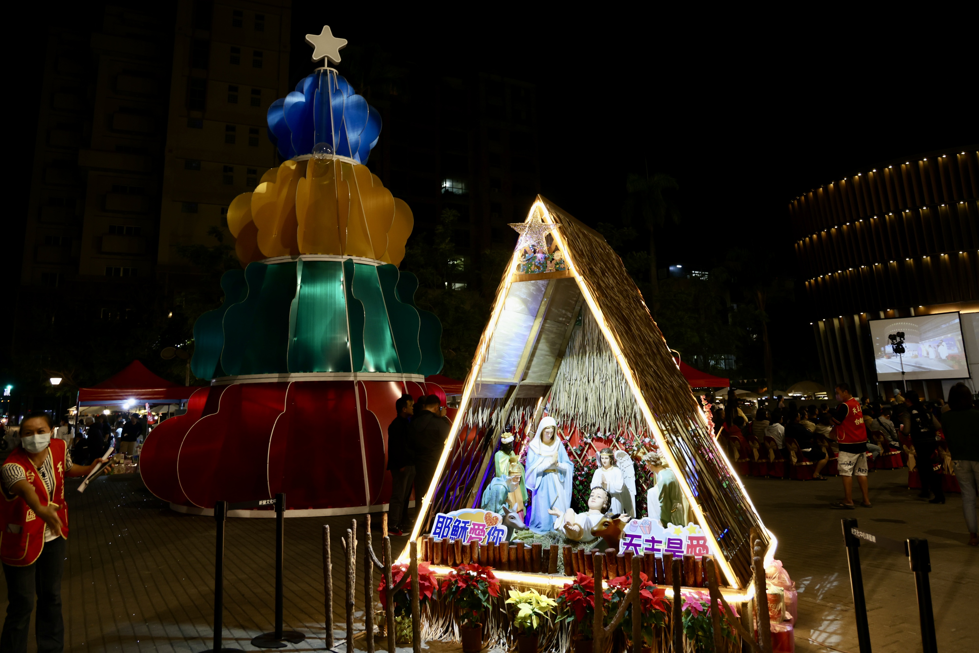 2025台南聖誕燈節新營文化中心及綠川廊道點燈  黃偉哲邀市民共度佳節