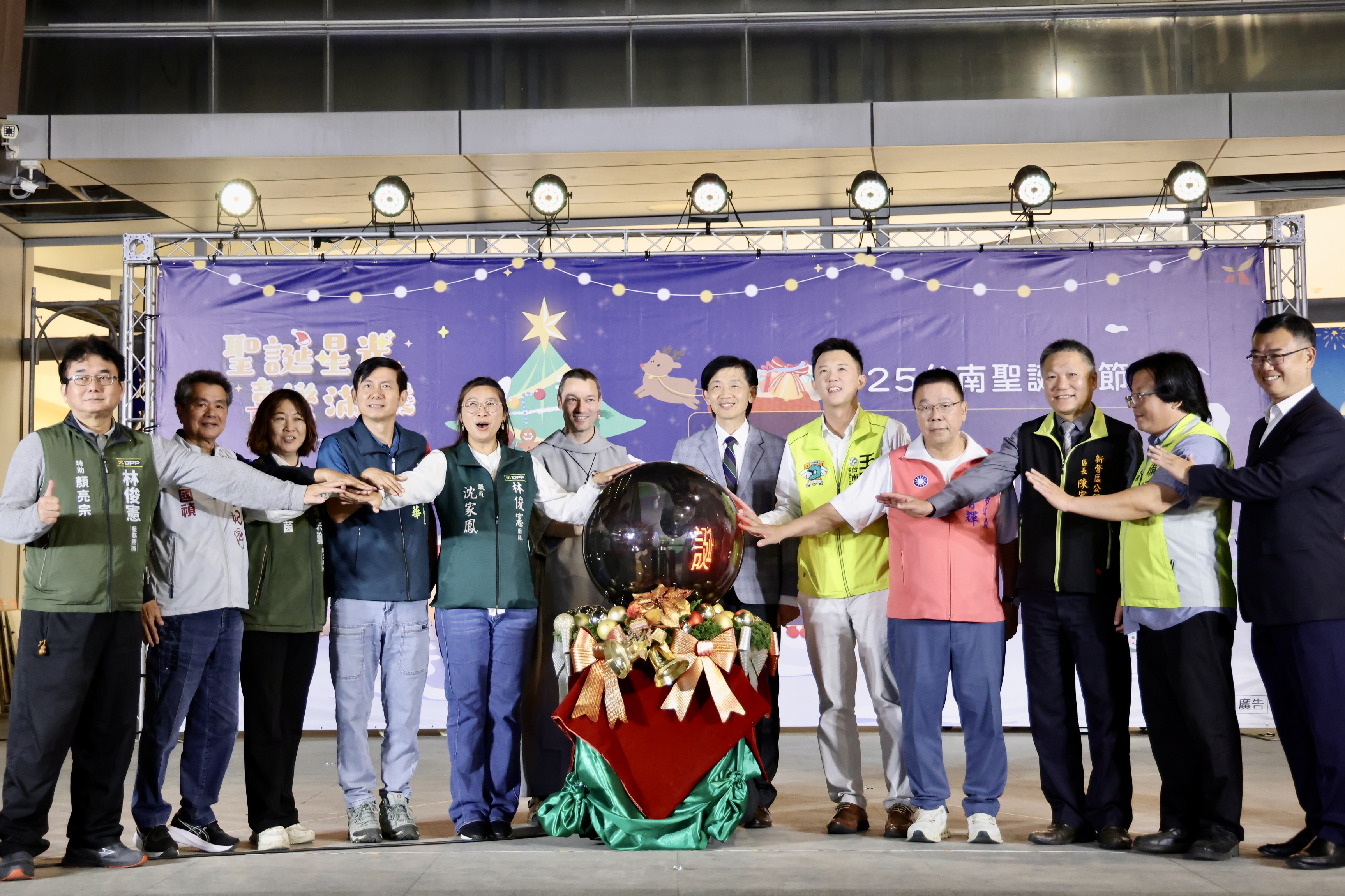 2025台南聖誕燈節新營文化中心及綠川廊道點燈  黃偉哲邀市民共度佳節