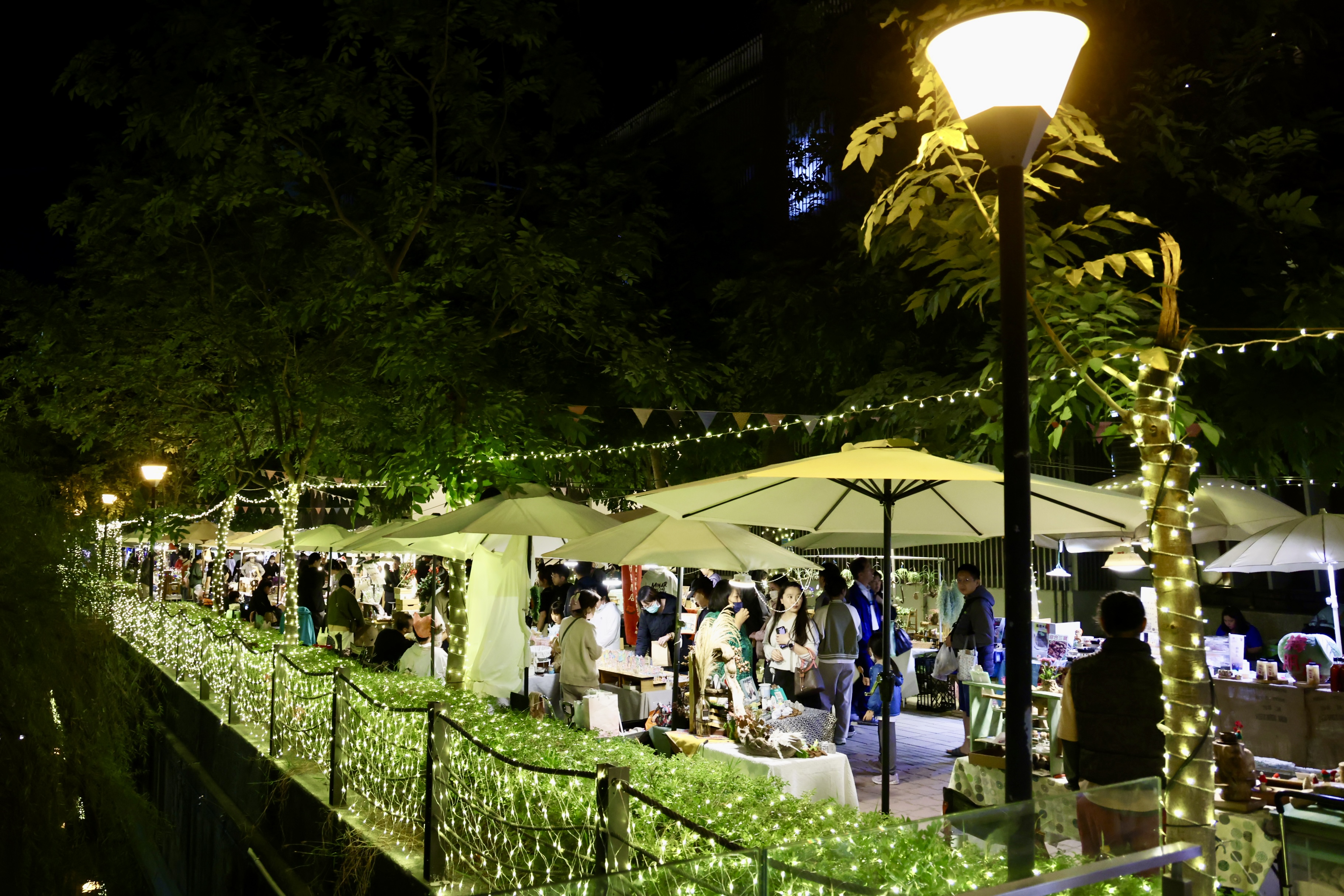 2025台南聖誕燈節新營文化中心及綠川廊道點燈  黃偉哲邀市民共度佳節