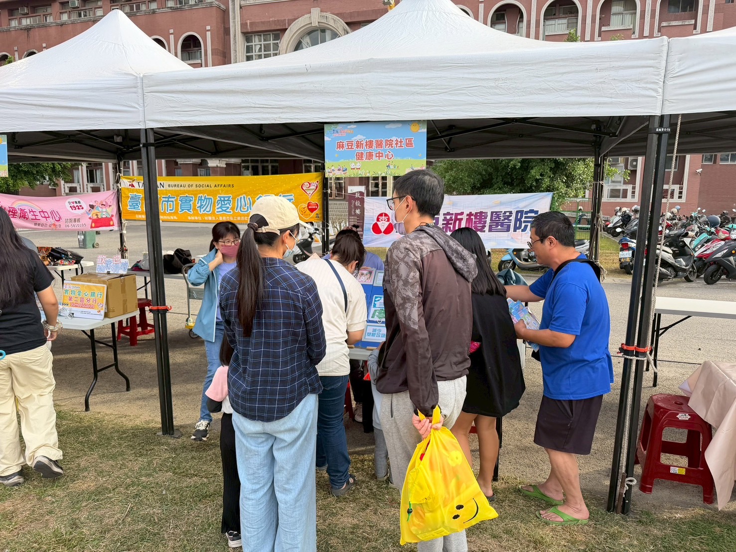 2025再見藍光．擁抱陽光—家庭草地野餐派對溫馨登場 市長黃偉哲邀市民共創健康數位生活