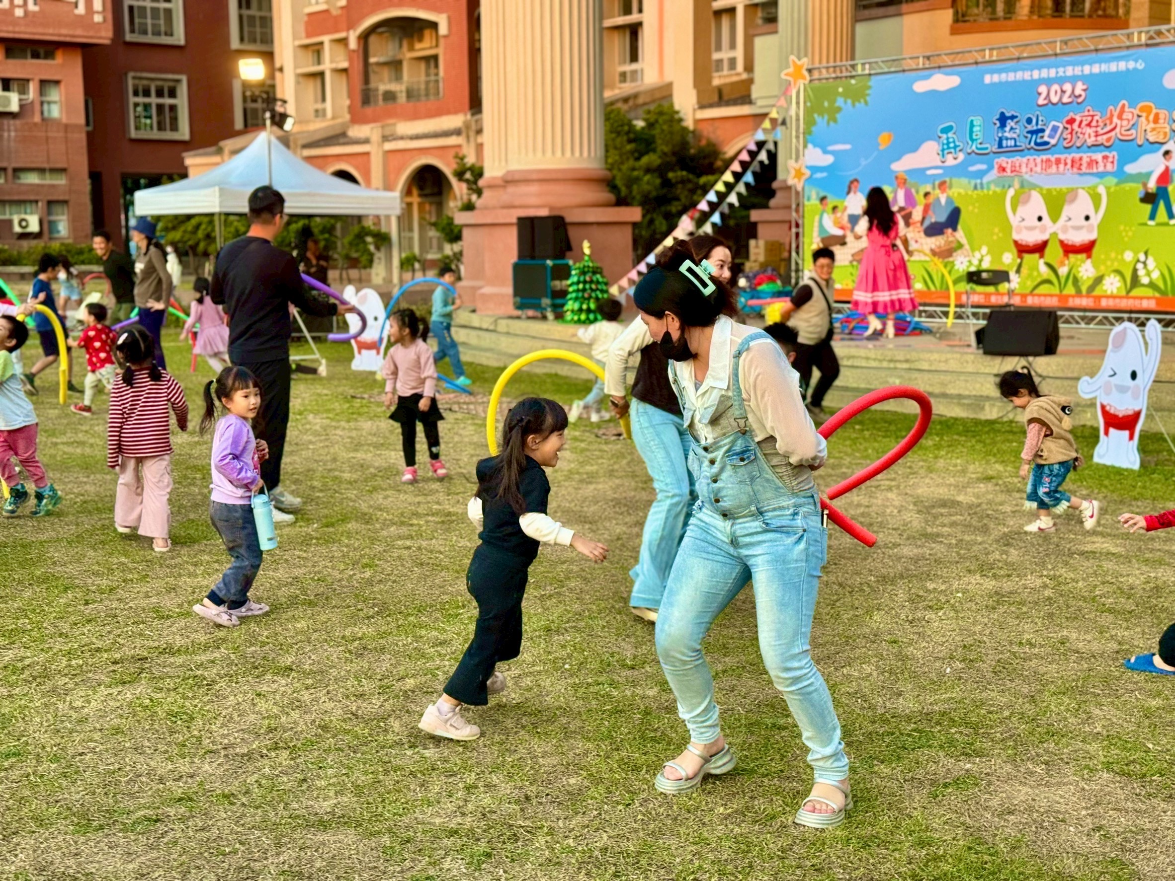 2025再見藍光．擁抱陽光—家庭草地野餐派對溫馨登場 市長黃偉哲邀市民共創健康數位生活