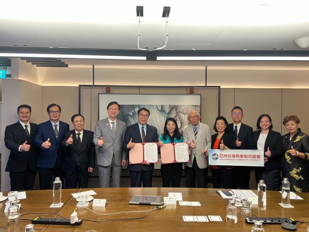 黃市長與亞總幹部合影