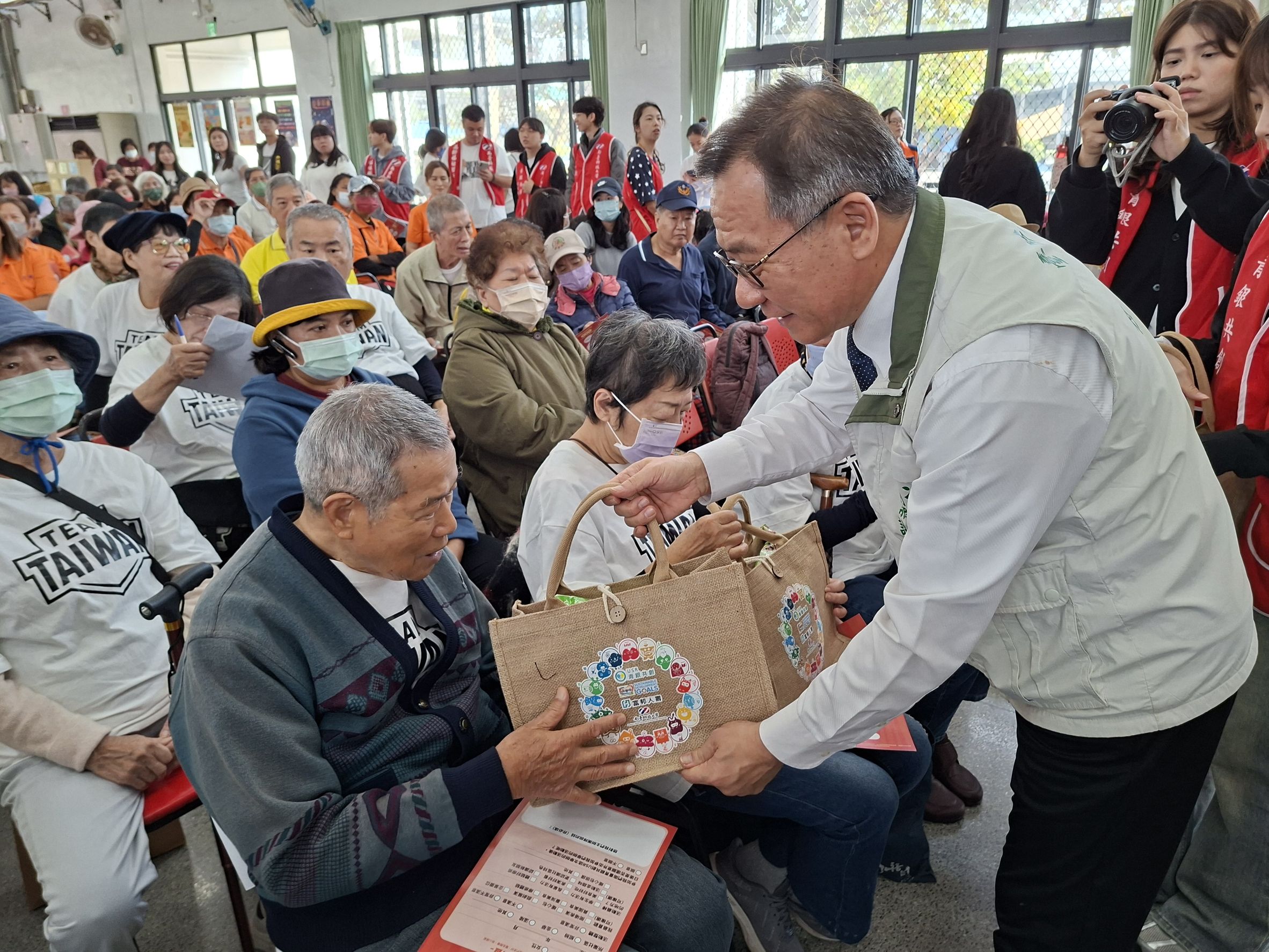 南市社會局攜手南臺科大及富邦人壽「青銀共煮幸福年－馬躍迎春圓夢戲劇」   寒冬送暖活動