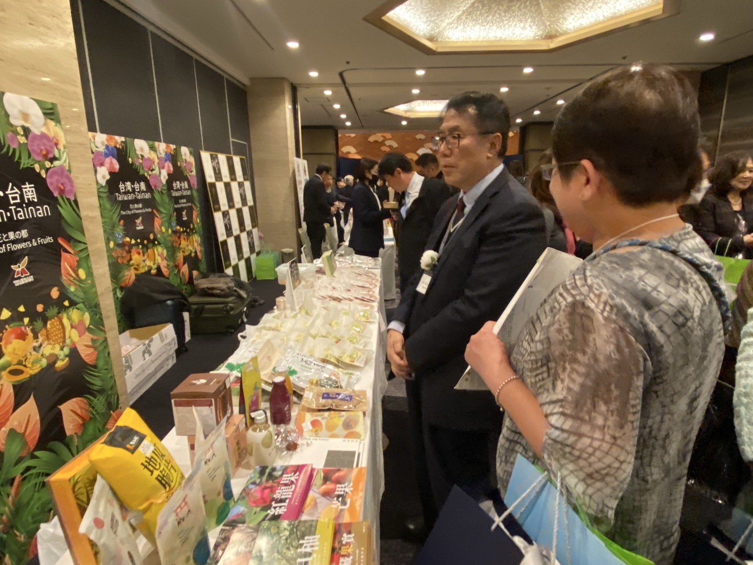 台南花果參展東京國際花道博覽會　蘭花火鶴優雅登上日本王妃午宴餐桌