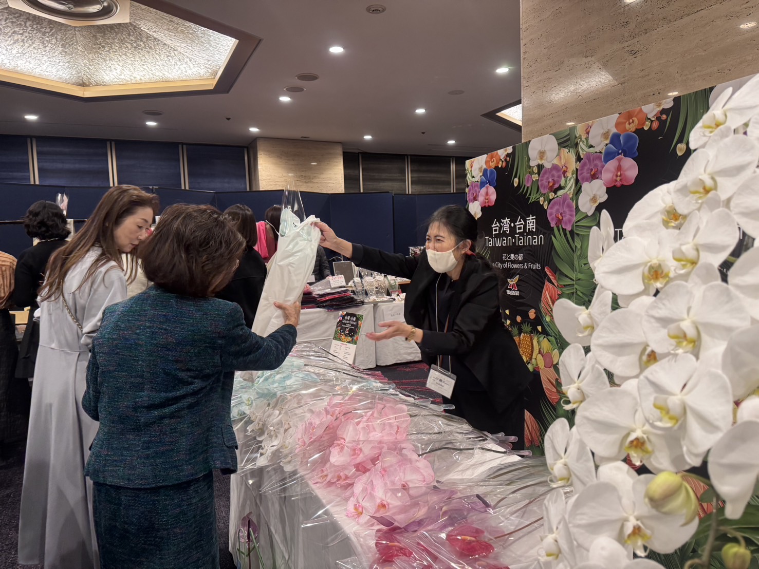 台南花果參展東京國際花道博覽會 蘭花火鶴優雅登上日本王妃午宴餐桌