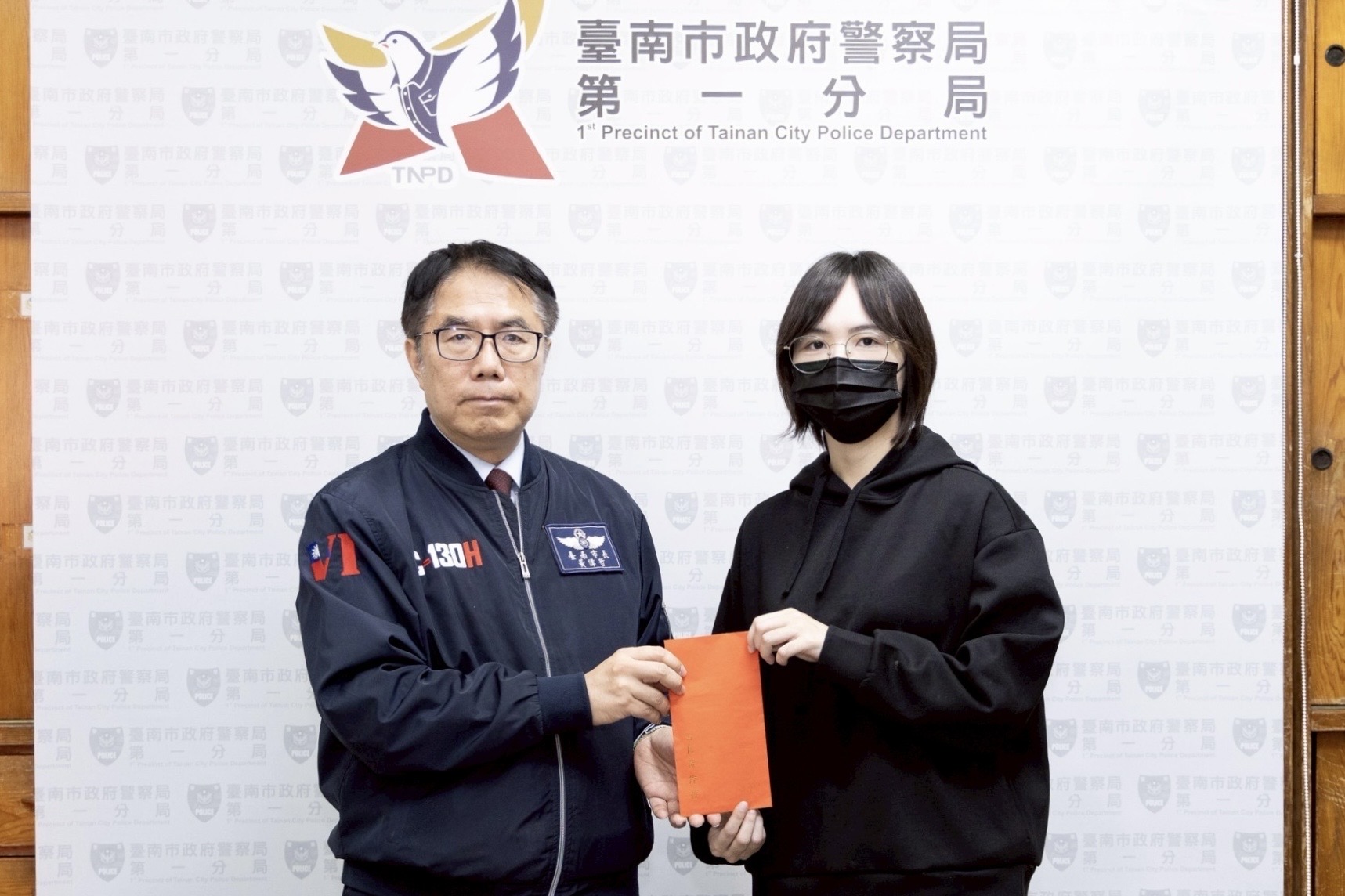 黃偉哲親慰遭斧頭砍傷員警   盼大眾用溫情守護治安 支持警察安心執勤