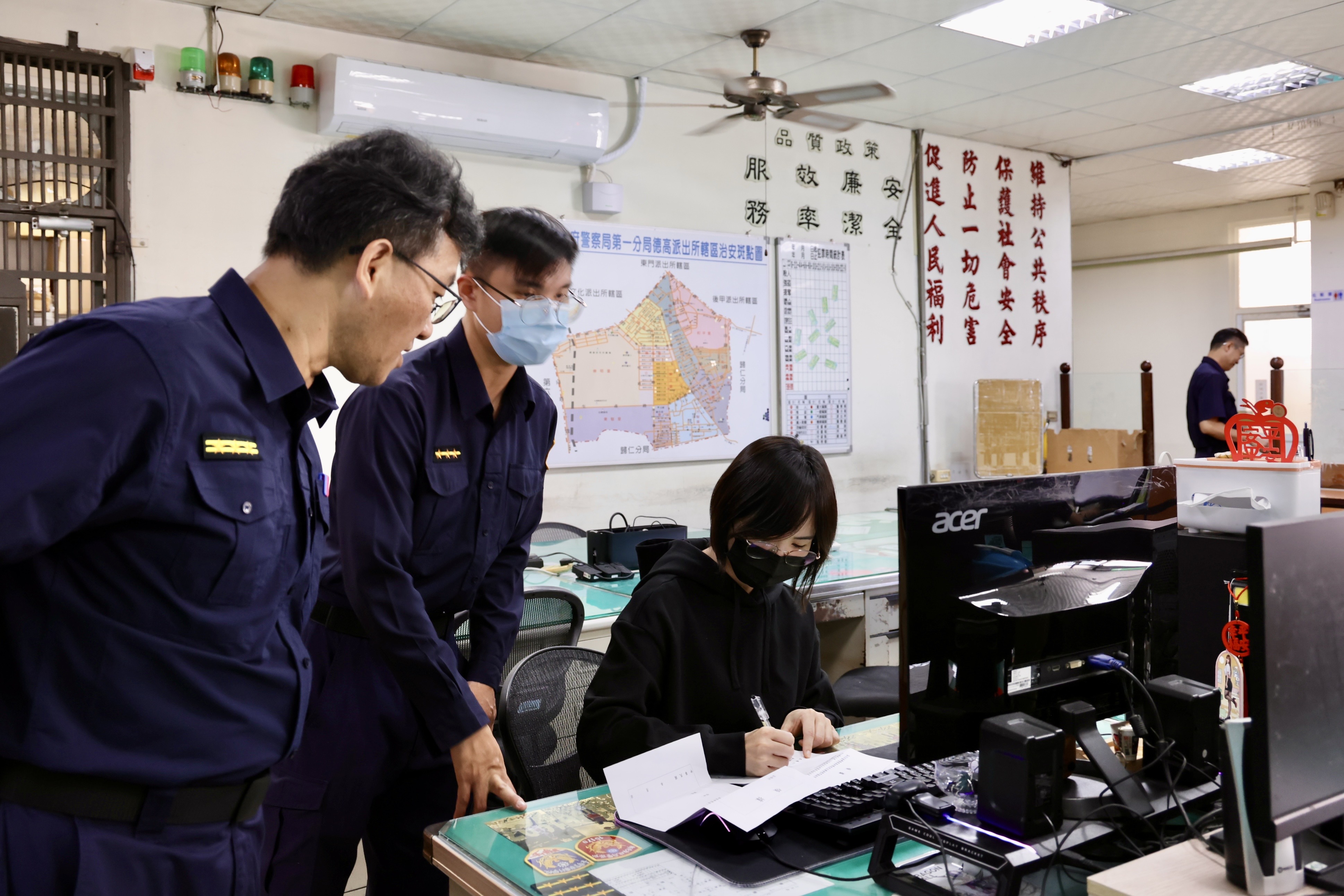 黃偉哲親慰遭斧頭砍傷員警   盼大眾用溫情守護治安 支持警察安心執勤