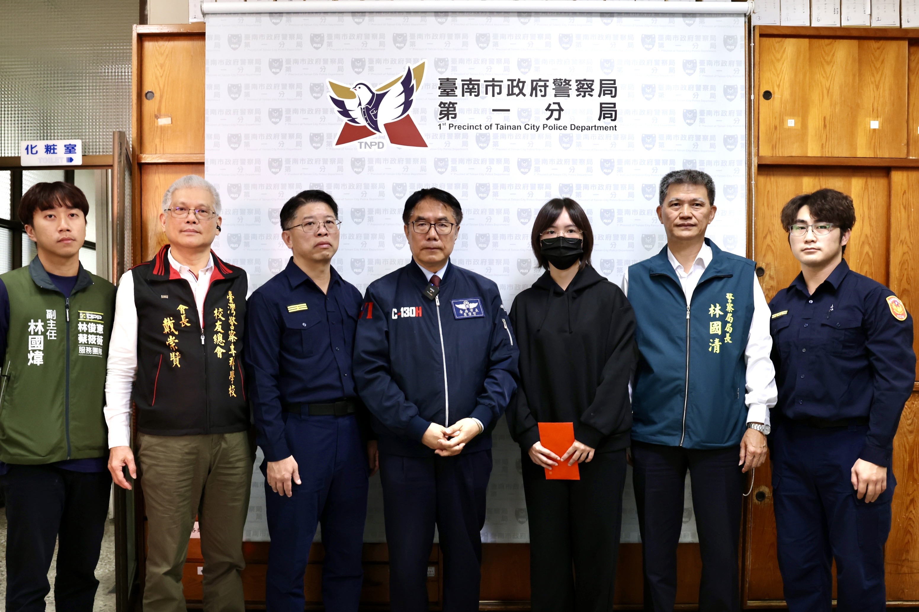 黃偉哲親慰遭斧頭砍傷員警   盼大眾用溫情守護治安 支持警察安心執勤