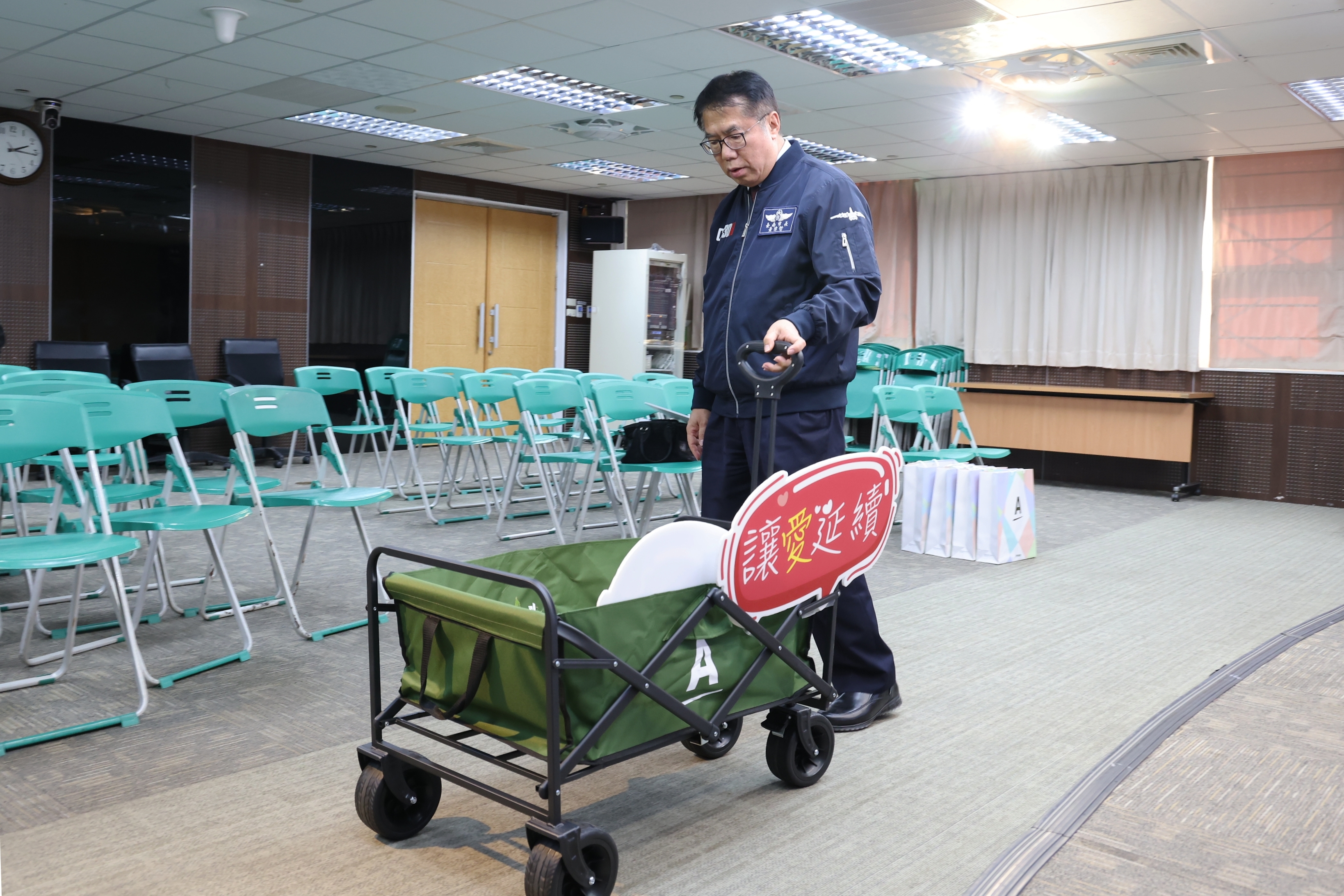 安麗台灣捐贈1,515台越野推車助學校　黃偉哲感謝企業攜手支持偏鄉教育