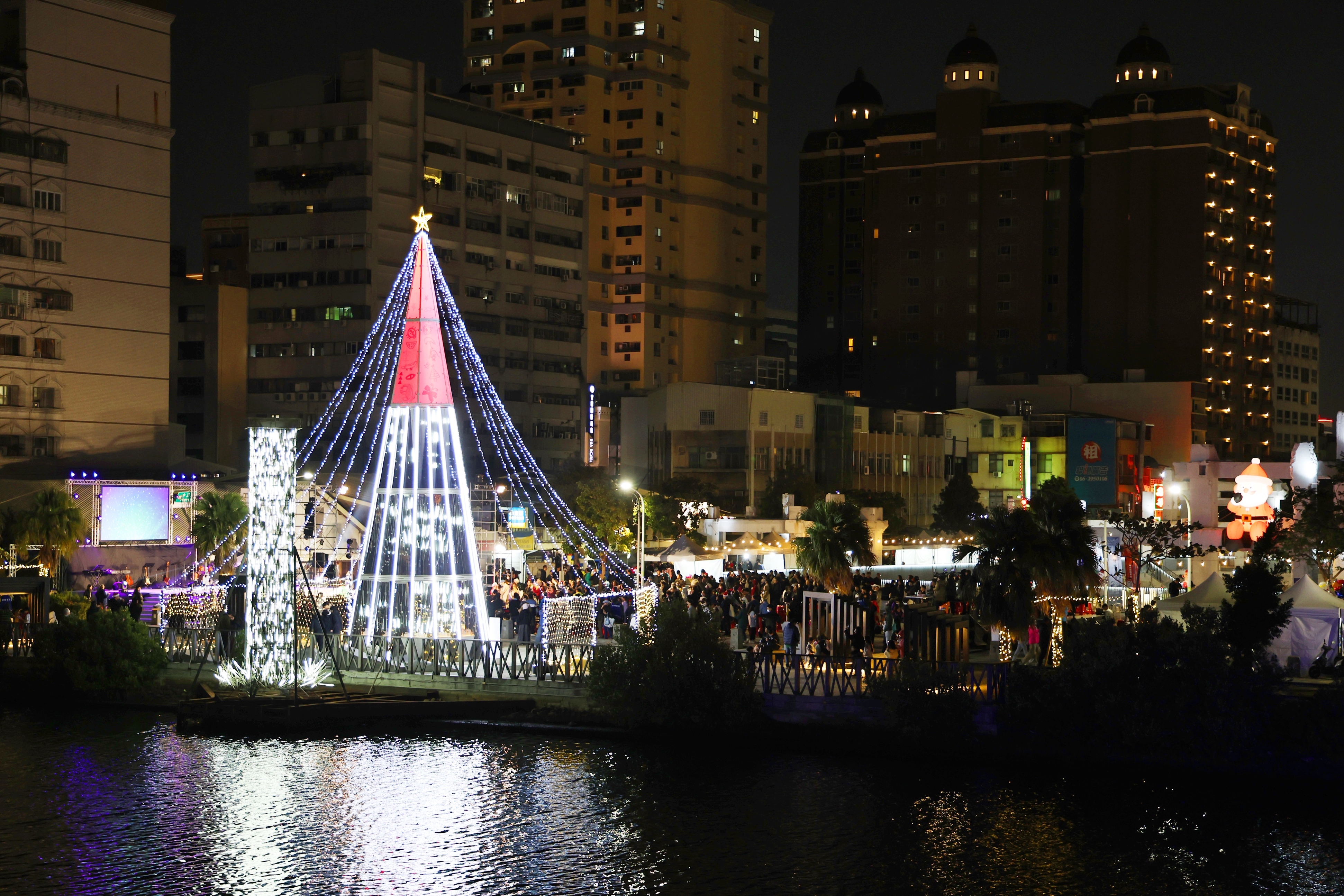 台南聖誕燈節中西區運河河樂燈區聖誕點燈 黃偉哲與市民共享佳節喜悅