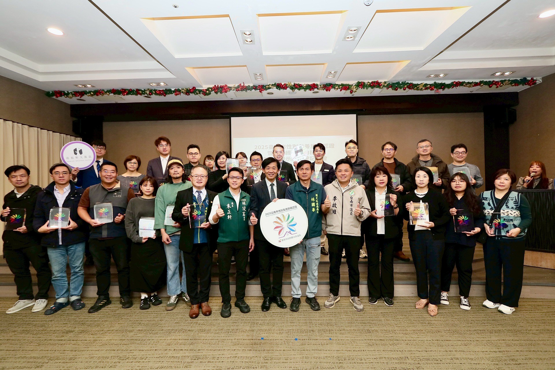 臺南發佈「性別友善旅宿」、「民宿經營公約標章」及「露營場標示牌」 打造國際觀光城市