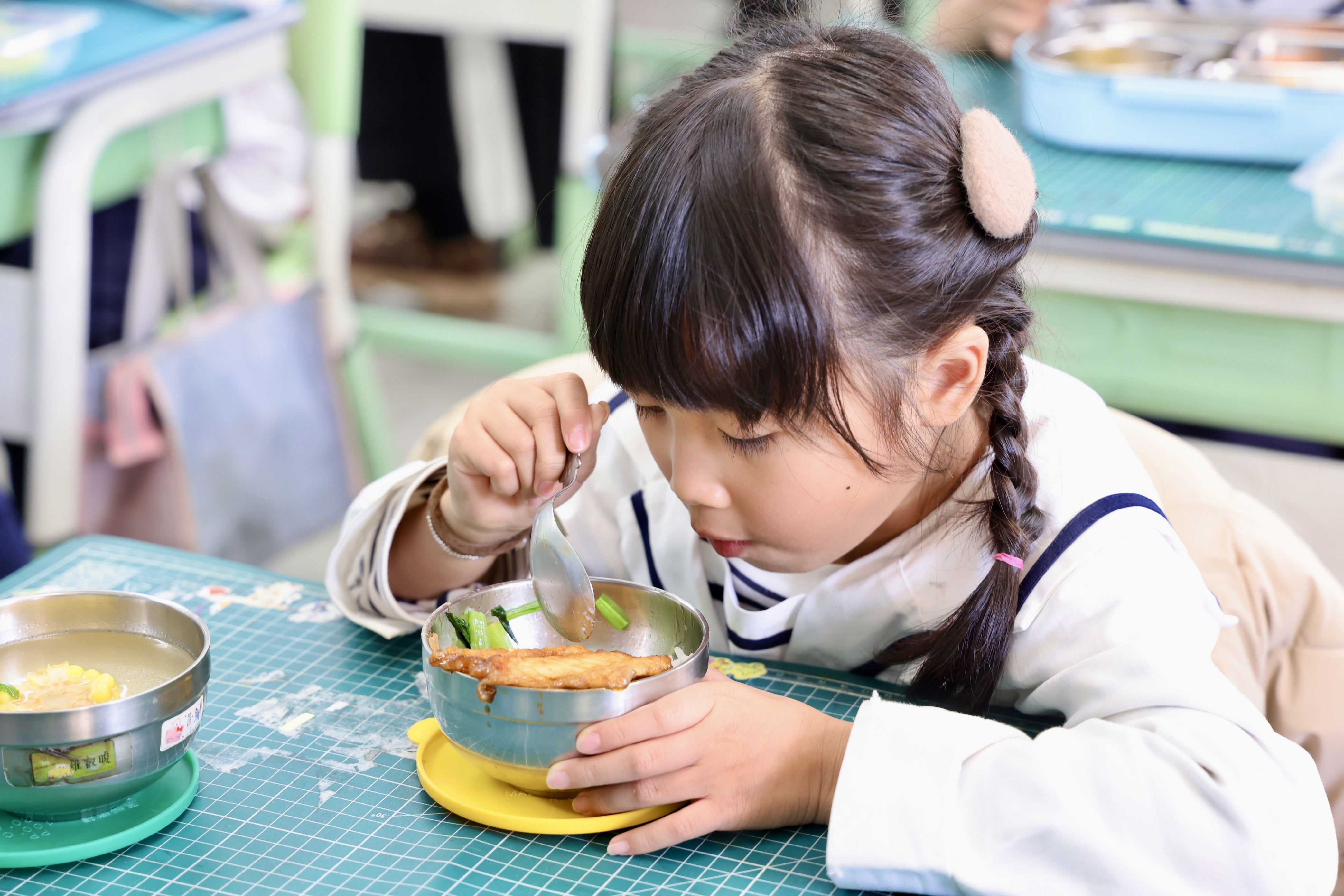 吃在地、惜食材、愛地球 黃偉哲與學童共享在地台灣鯛午餐