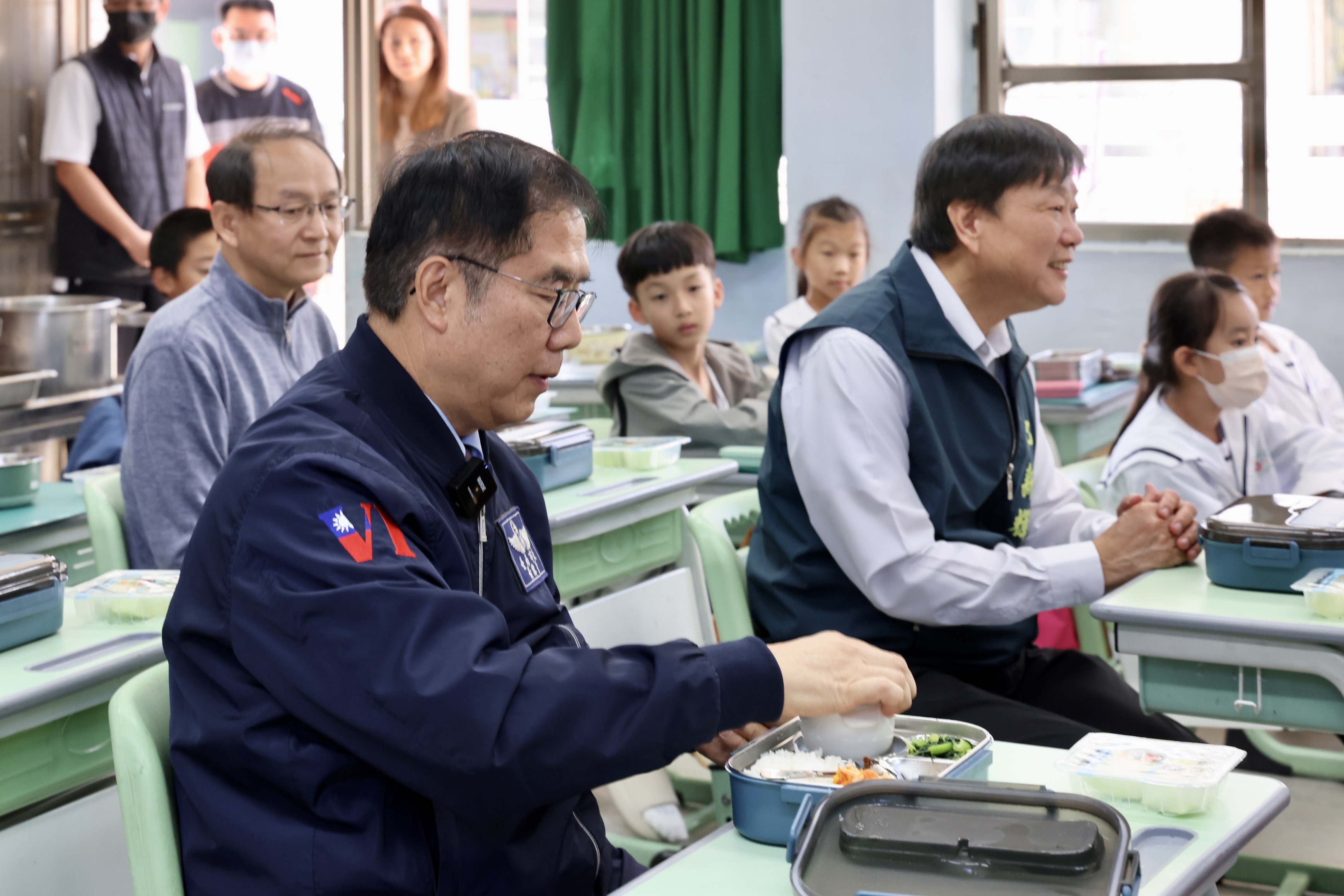 吃在地、惜食材、愛地球 黃偉哲與學童共享在地台灣鯛午餐