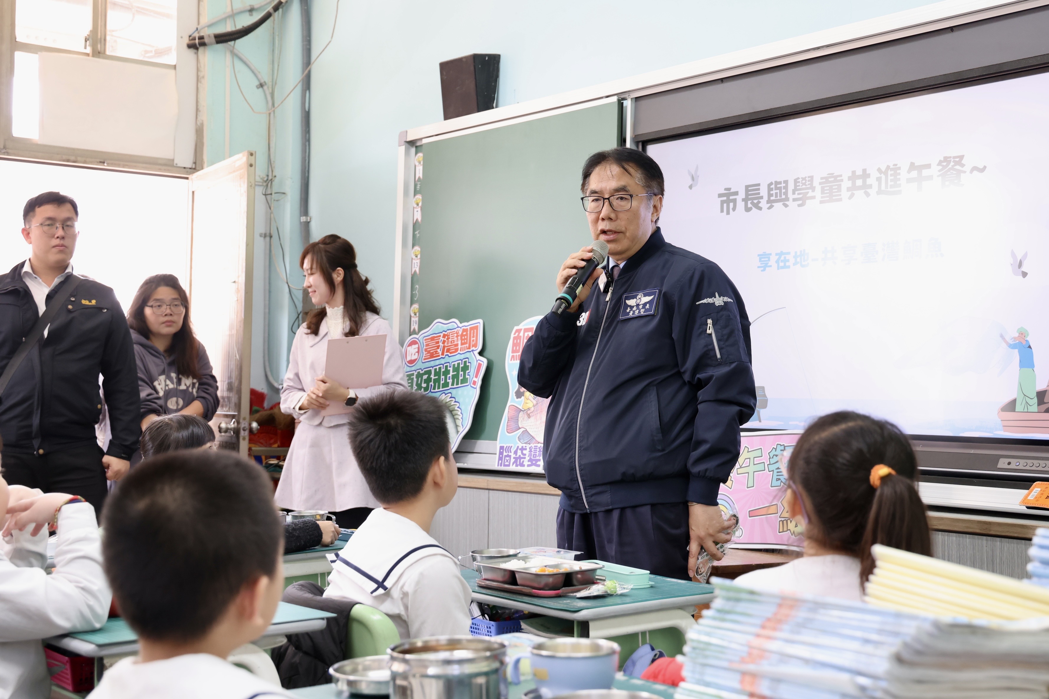 吃在地、惜食材、愛地球 黃偉哲與學童共享在地台灣鯛午餐