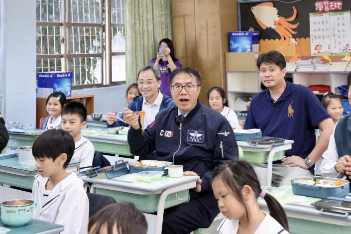 黃偉哲市長與學童共進在地台灣鯛午餐宣傳惜食理念