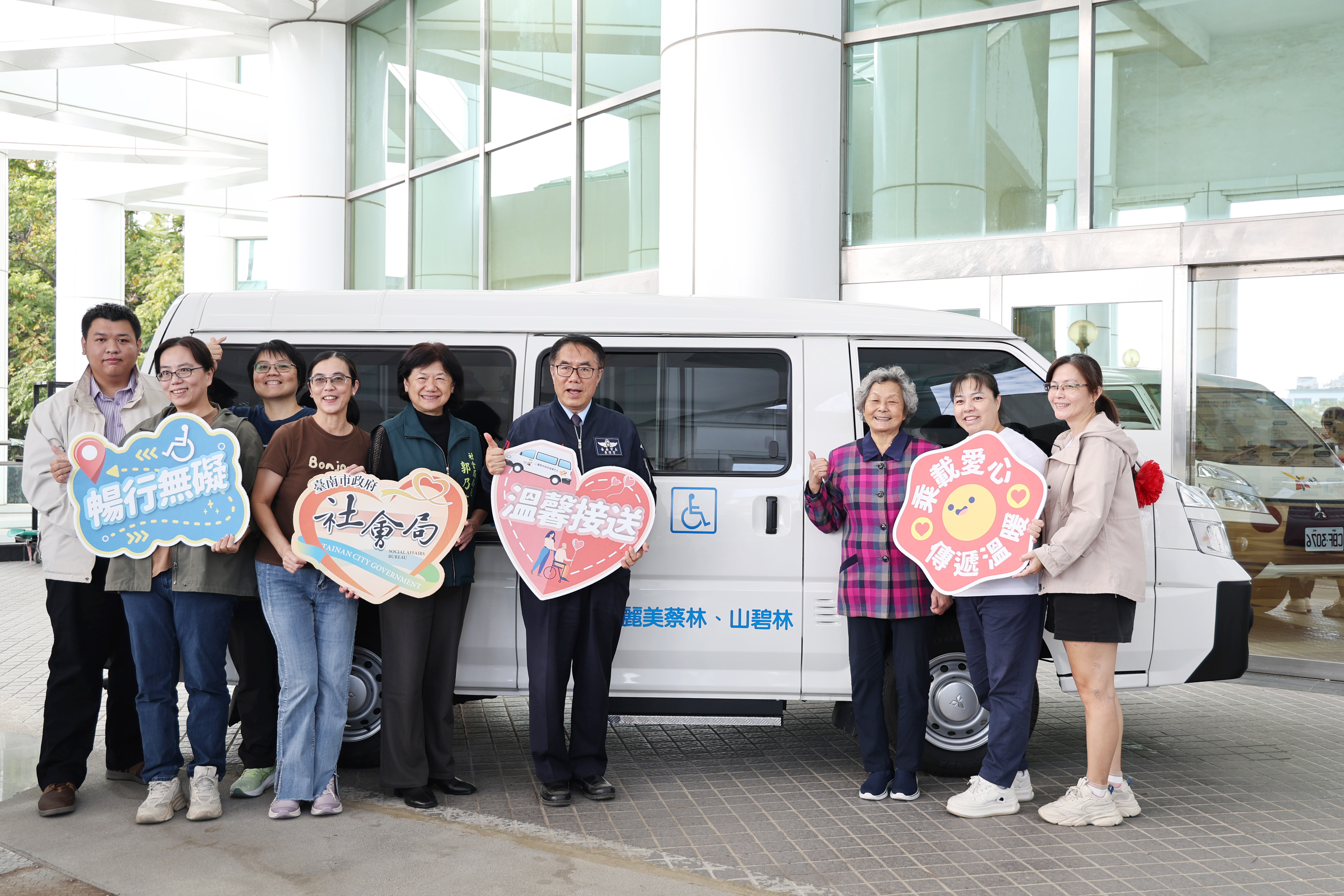 熱心民眾捐贈2輛復康巴士　黃偉哲感謝善心回饋照顧弱勢市民